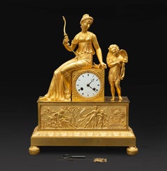 Pendule Empire française ancienne en bronze doré finement ciselé. xIXème siècle