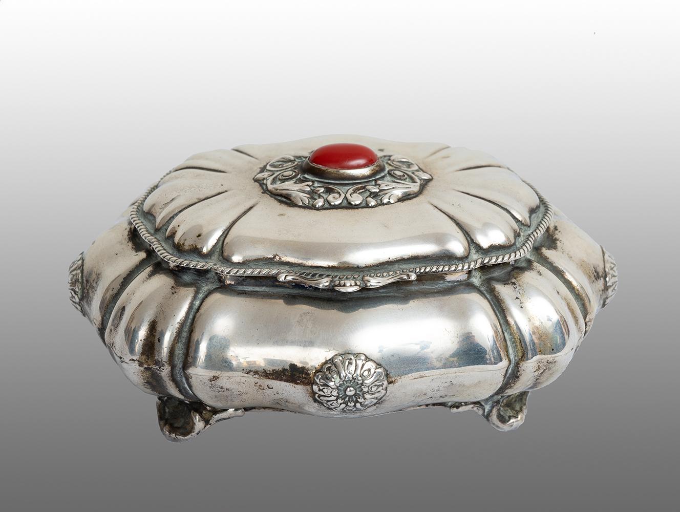 Silver jewelry box belonging to the early 20th century. - Art by Unknown
