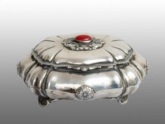 Silver jewelry box belonging to the early 20th century.