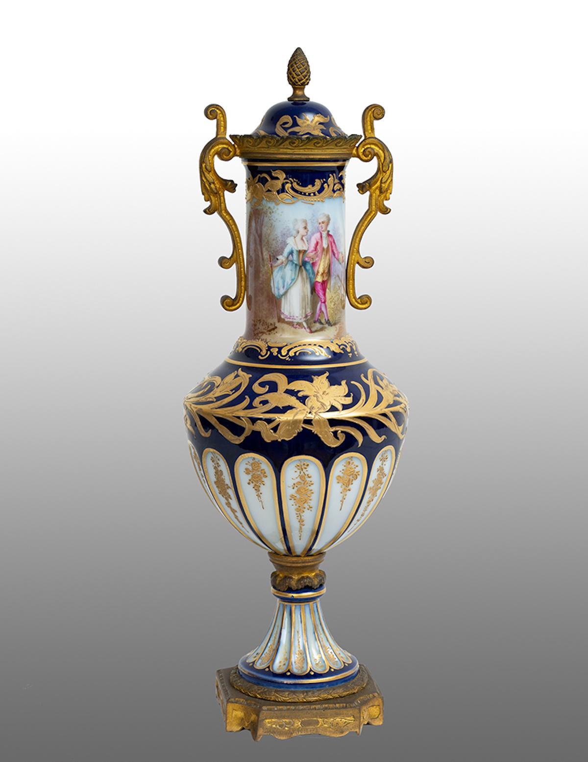 Vase ancien en porcelaine française Napoléon III de Sèvres 19ème siècle