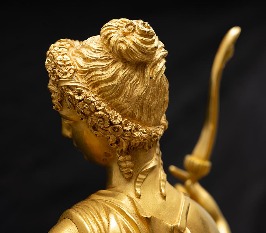 Antike französische Empire-Uhr aus fein ziselierter, vergoldeter Bronze. 19. Jahrhundert im Angebot 2