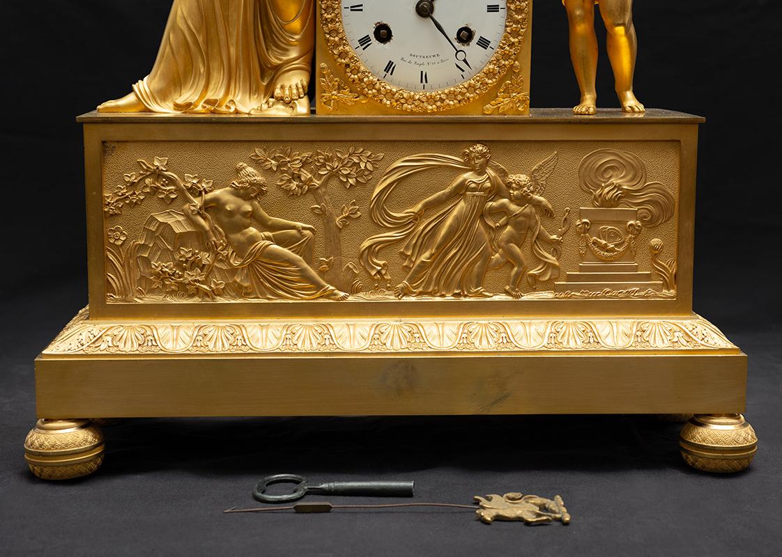 Antike französische Empire-Uhr aus fein ziselierter, vergoldeter Bronze. 19. Jahrhundert im Angebot 1