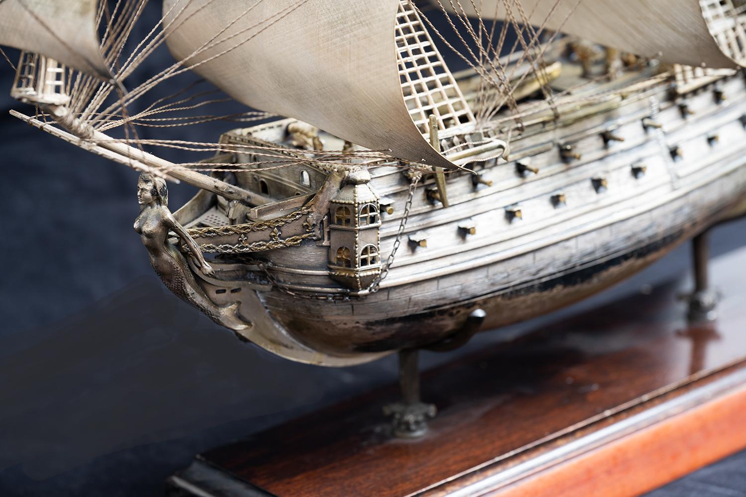 Antique Neapolitan sailing ship in solid Silver belonging to the early 20th century.

It bears the 800 punch typical of early 20th-century Neapolitan manufacture.

Provenance: early 20th century Naples.

Measurements: 43x15 H40cm.

Weight: 2600