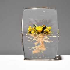 Aufrechter Briefbeschwerer mit gelben Blumen und Wurzelholz von Paul J. Stankard