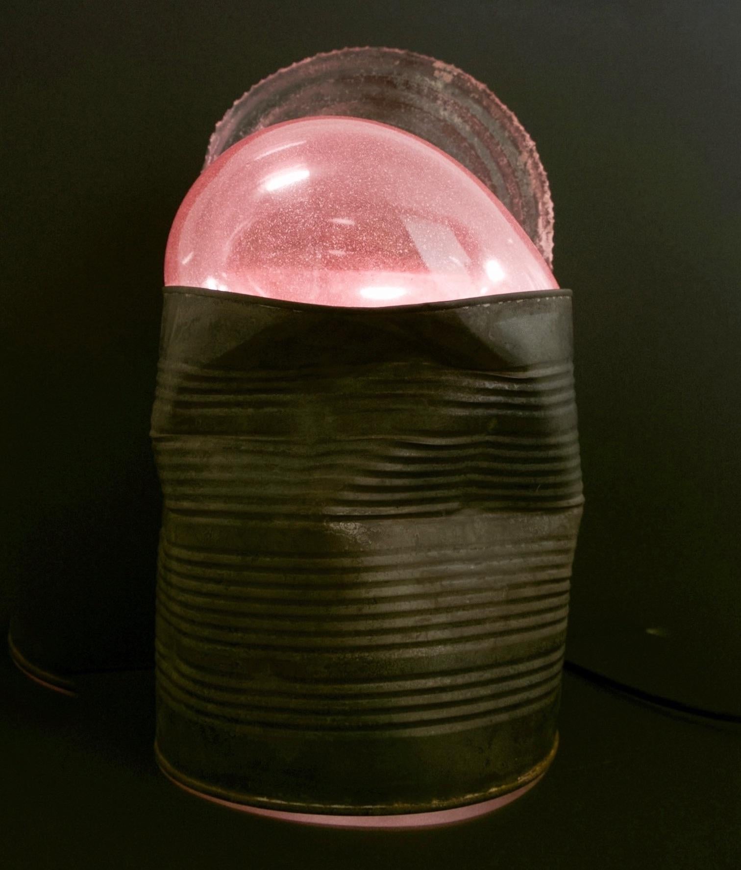 Tin Can Light - Lampe de sculpture originale - Contemporain Art par Boris Shpeizman