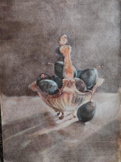 Prunes dans un vase d'argent, format horizontal, graphisme, peinture d'intérieur.