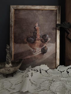 Prunes dans un vase d'argent, format horizontal, graphisme, peinture d'intérieur.