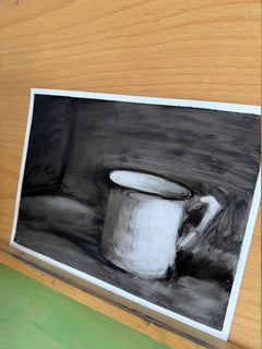 Tasse blanche. Petit. Noir et blanc. Tasse. Mug. Nature morte. Simple. Contraste