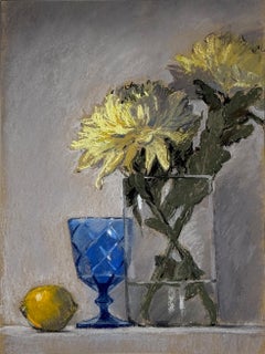 Natura morta con un bicchiere da vino blu: dipinto, pastello, limone, giallo, fiore, vaso