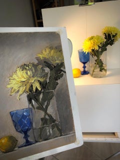 Natura morta con un bicchiere da vino blu: dipinto, pastello, limone, giallo, fiore, vaso