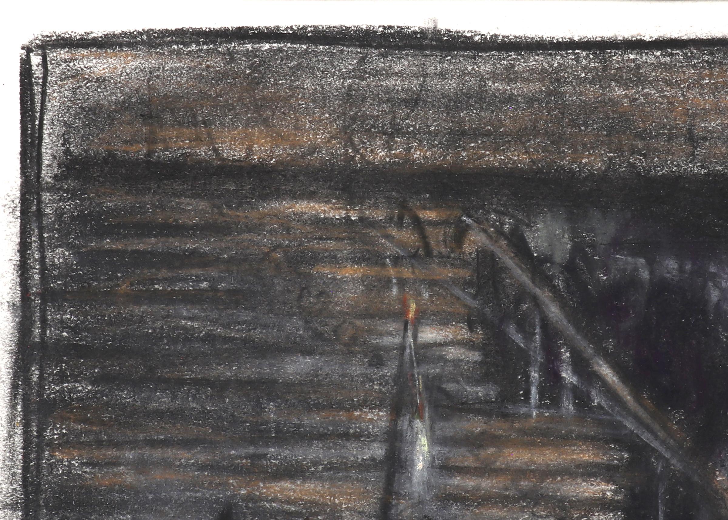 Disegno a pastello su carta di Verona Burkhard (1910-2004) di figure a cavallo davanti a un edificio in legno. Disegnato nei toni del nero e del grigio scuro, con punte di rosa, arancione e giallo. Presentato in una cornice personalizzata con tutti