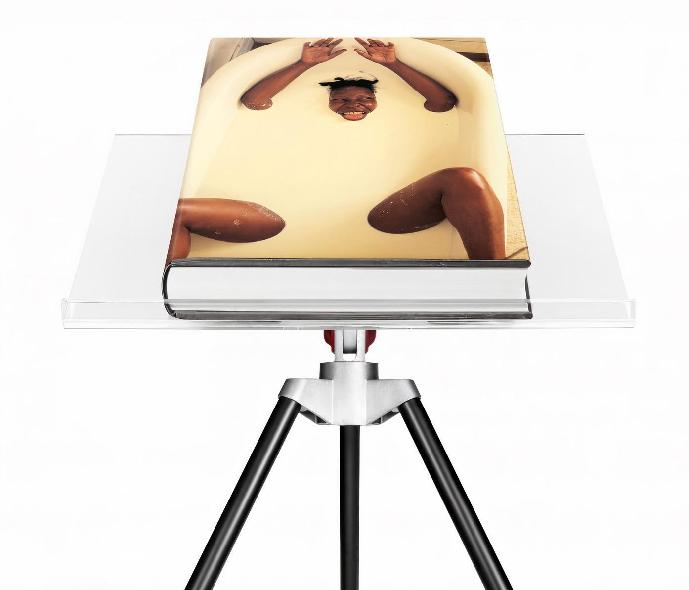 Il libro TASCHEN su Annie Leibovitz è un tributo all'illustre carriera della fotografa, famosa per i suoi ritratti intimi e iconici di celebrità e icone culturali. Dagli esordi a Rolling Stone all'influente lavoro a Vanity Fair, il libro racconta