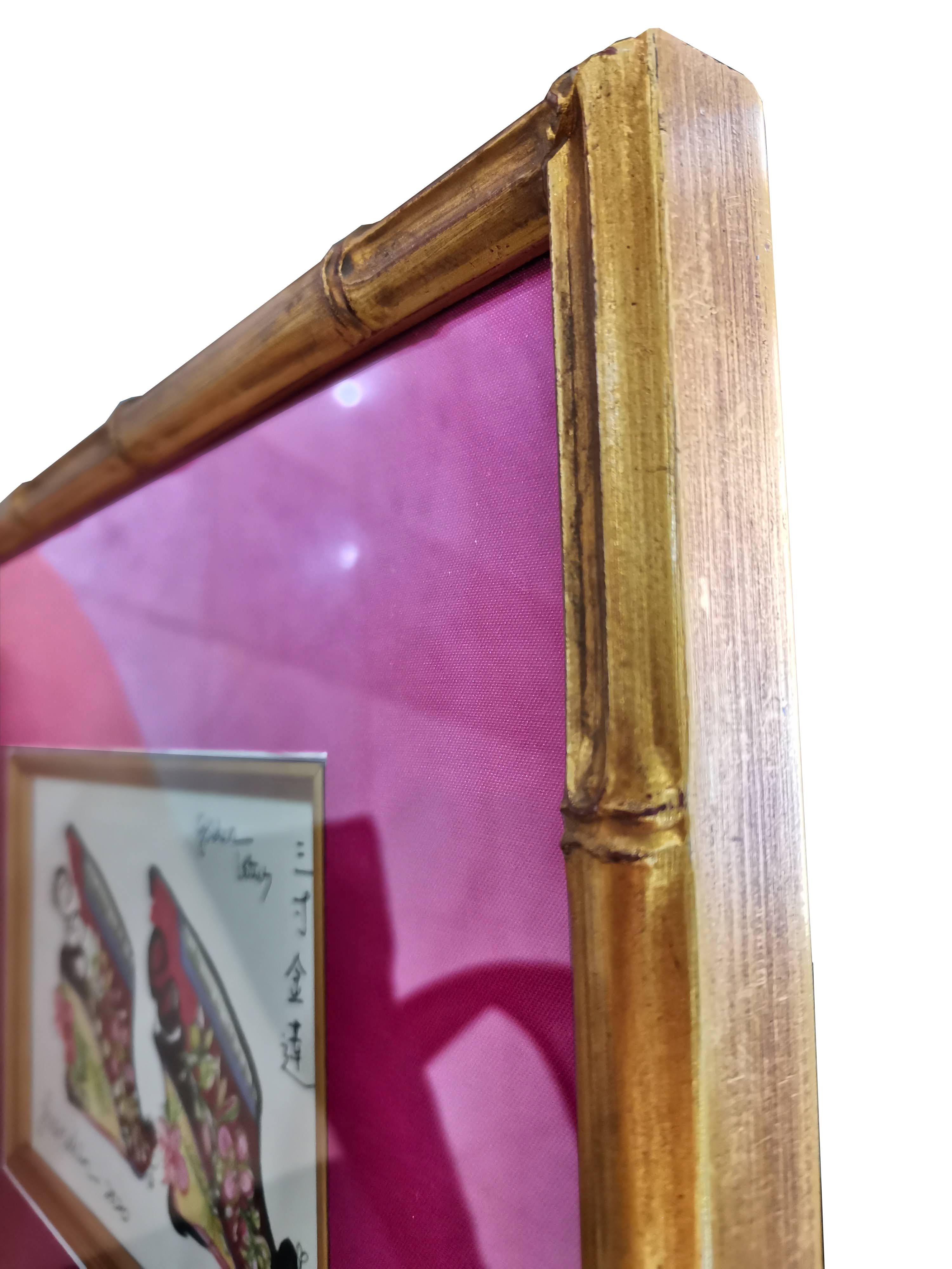 Golden Lotus I è un disegno a tecnica mista. Il disegno è incorniciato in una cornice in legno laccato dorato di ottima fattura. La cornice interna in legno laccato dorato e la seta thailandese color magenta presentano la ricchezza del contesto di