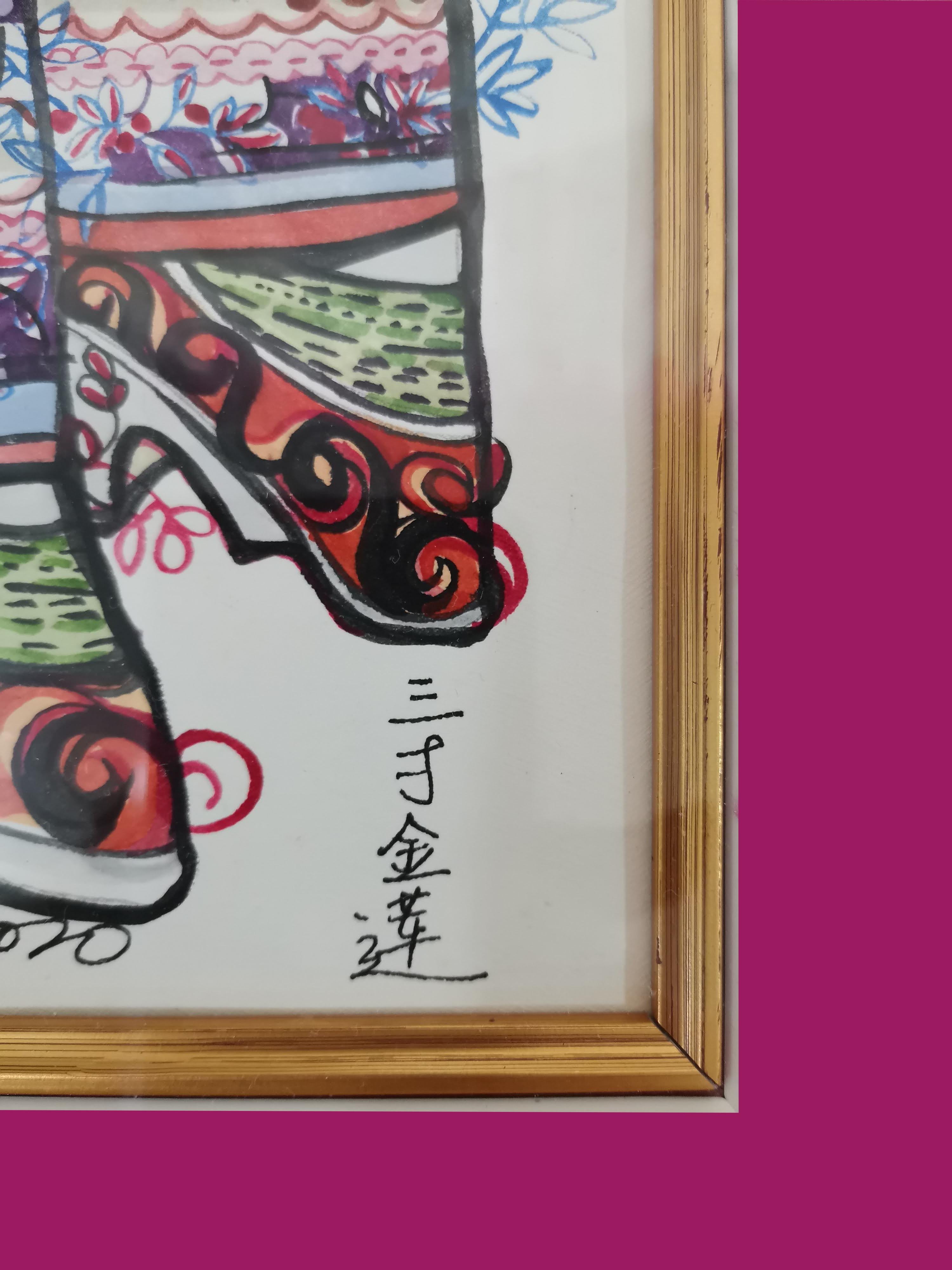 Golden Lotus II è un disegno a tecnica mista. Il disegno è incorniciato in una cornice in legno laccato dorato di ottima fattura. La cornice interna in legno laccato dorato e la seta thailandese color magenta presentano la ricchezza del contesto di