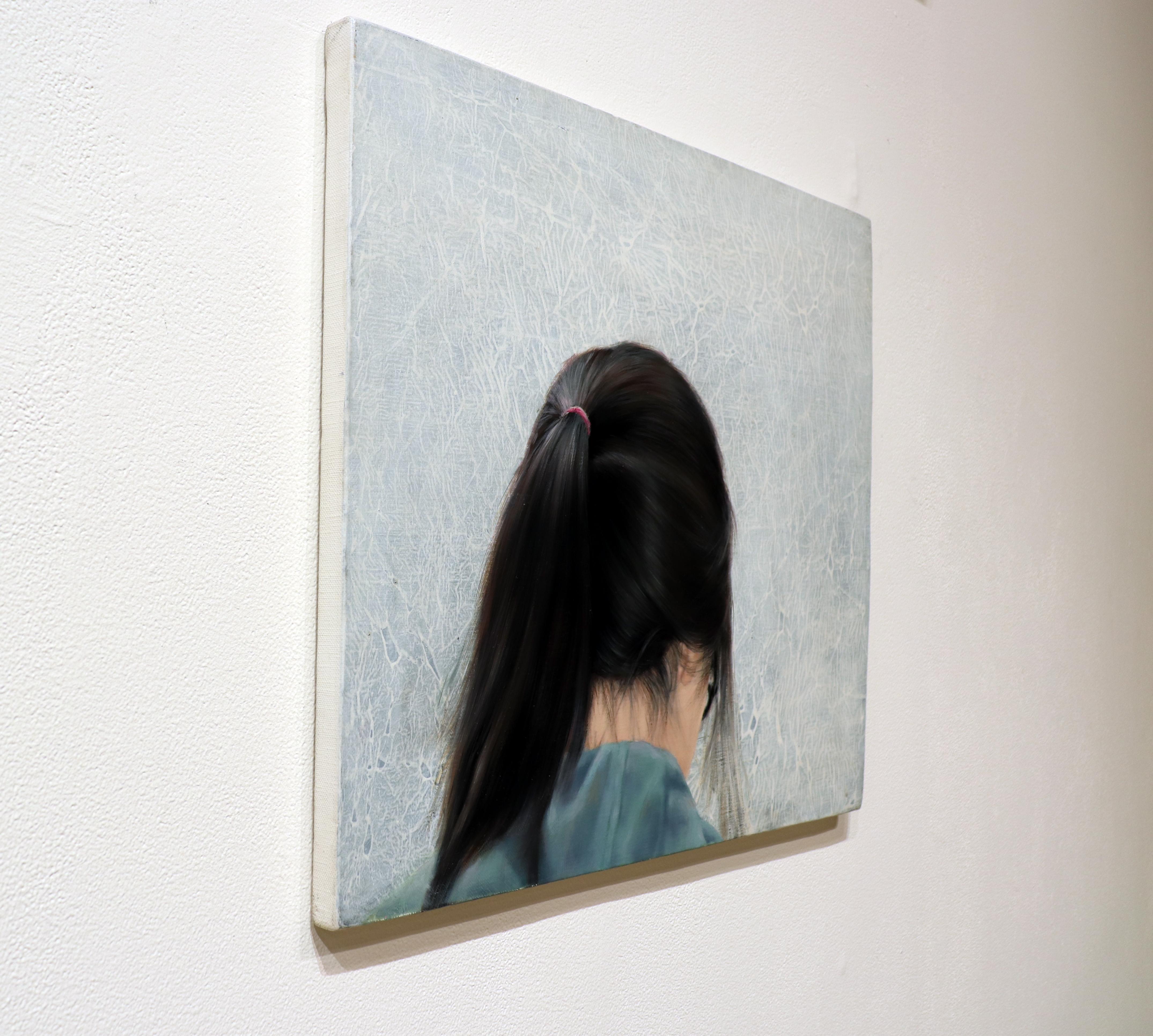 THEIR OWN LANGUAGE - Photorealism / Junges Mädchen mit Pferdeschwanz und braunem Haar im Angebot 1