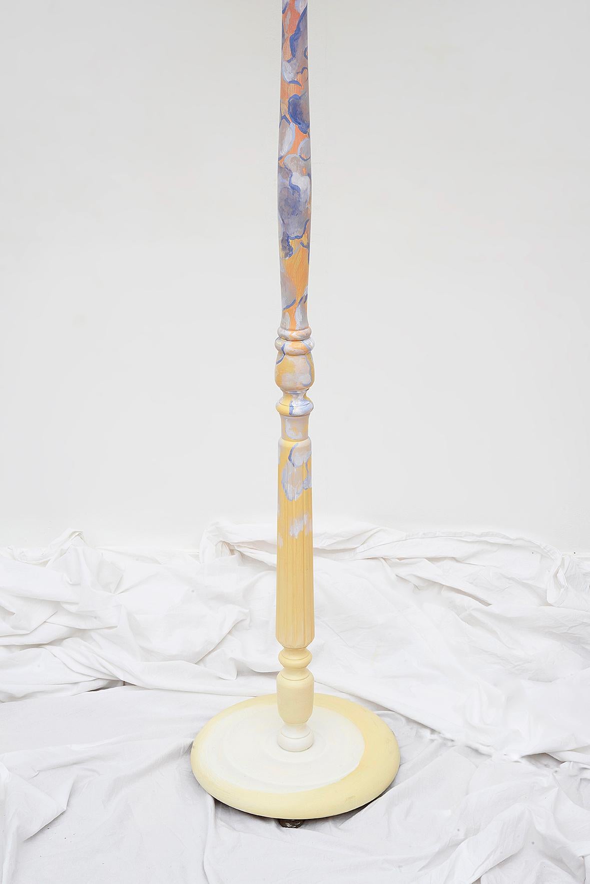 La lampada Atmosphere è un esemplare unico di lampada decorativa dipinta, originariamente reperita nei negozi di antiquariato di Bristol, nel Regno Unito, per essere dipinta a mano. 

L'originale finitura in legno scuro è stata rinfrescata e