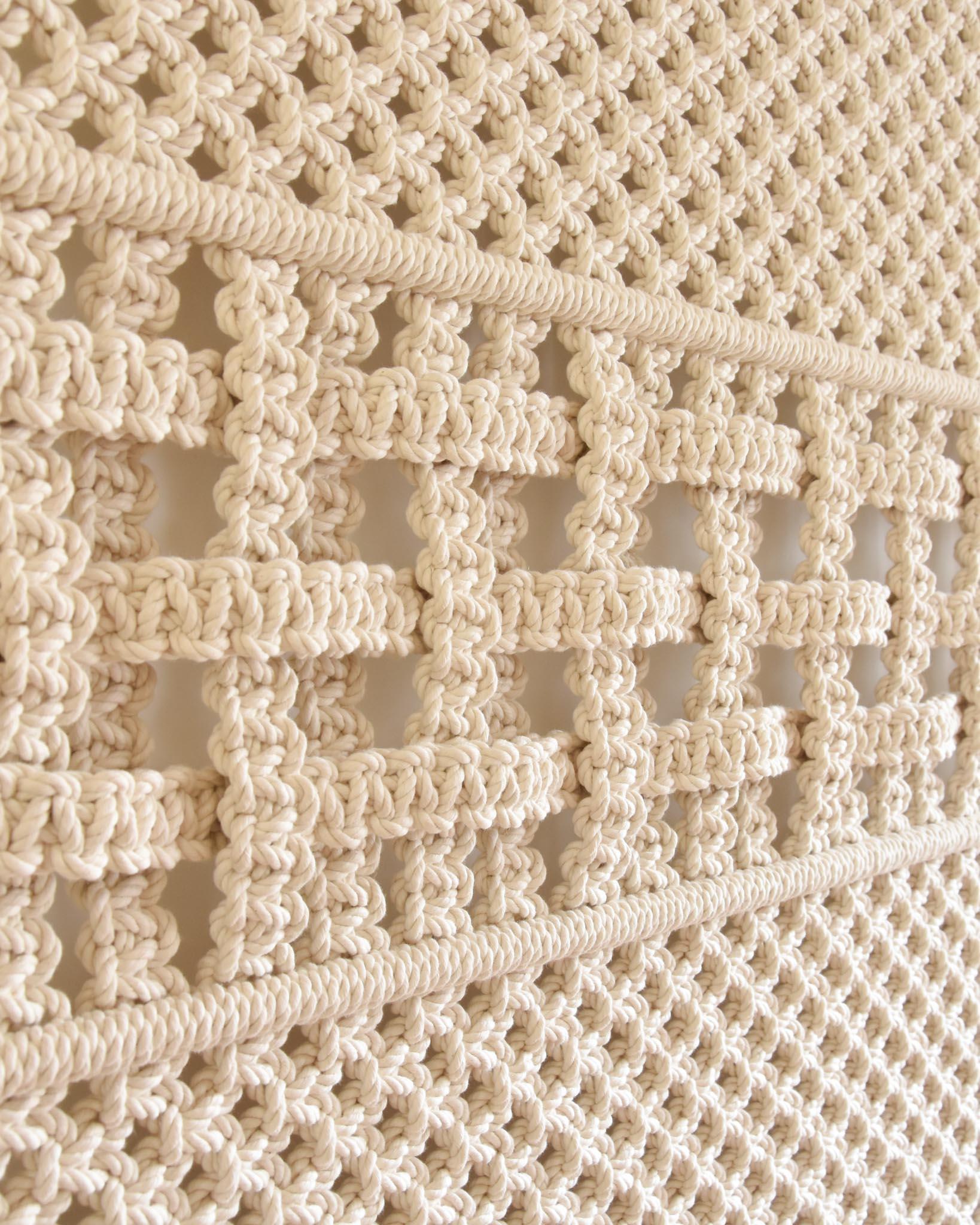 Wandteppich aus Faserkunst, Macrame-Wandbehang, WOVEN THROUGH TIME von TAMAR SAMPLONIUS im Angebot 1