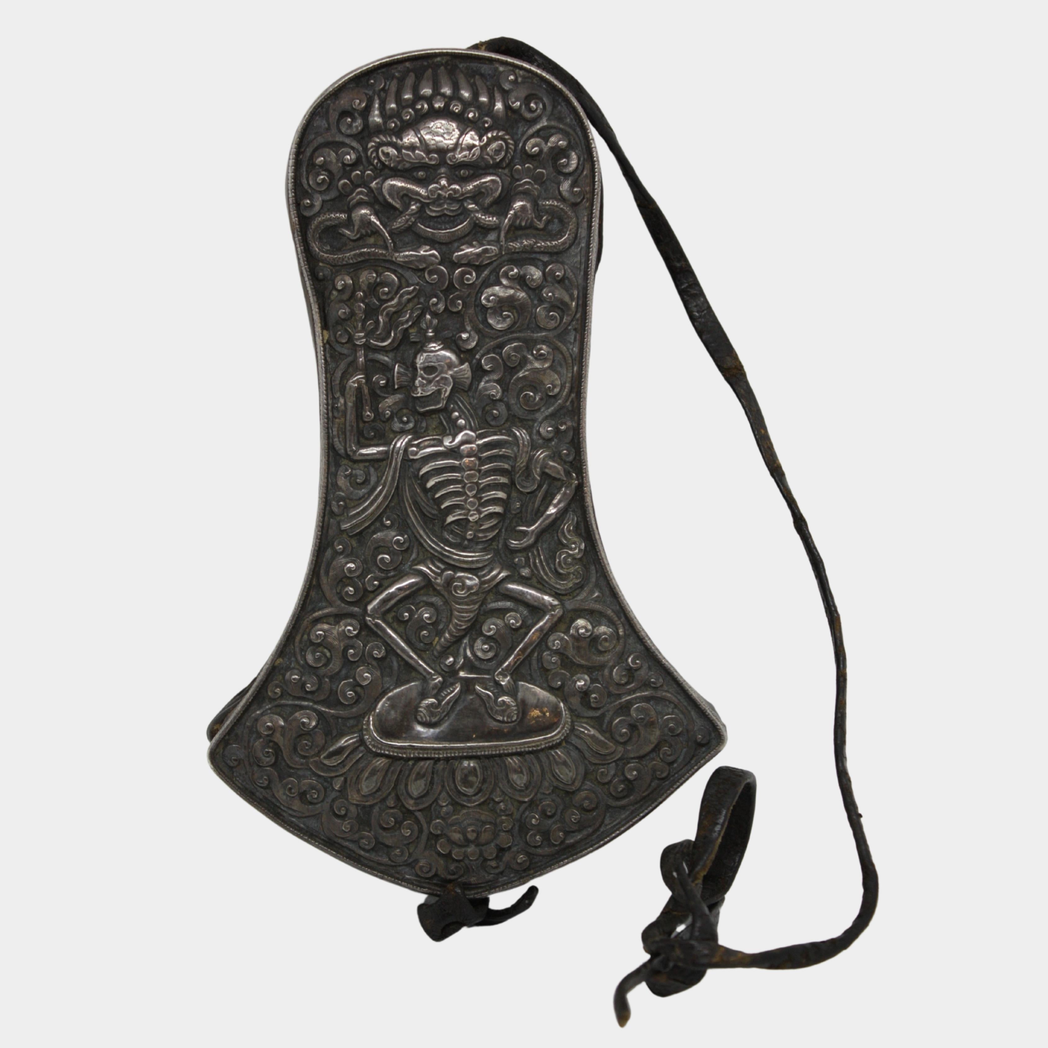 Eccezionale e raro astuccio porta attrezzi rituale tibetano del XVII secolo, utilizzato nei riti mortuali. Questo manufatto combina una struttura in cuoio con una raffinata decorazione in argento cesellato, raffigurante iconografie sacre e simboli