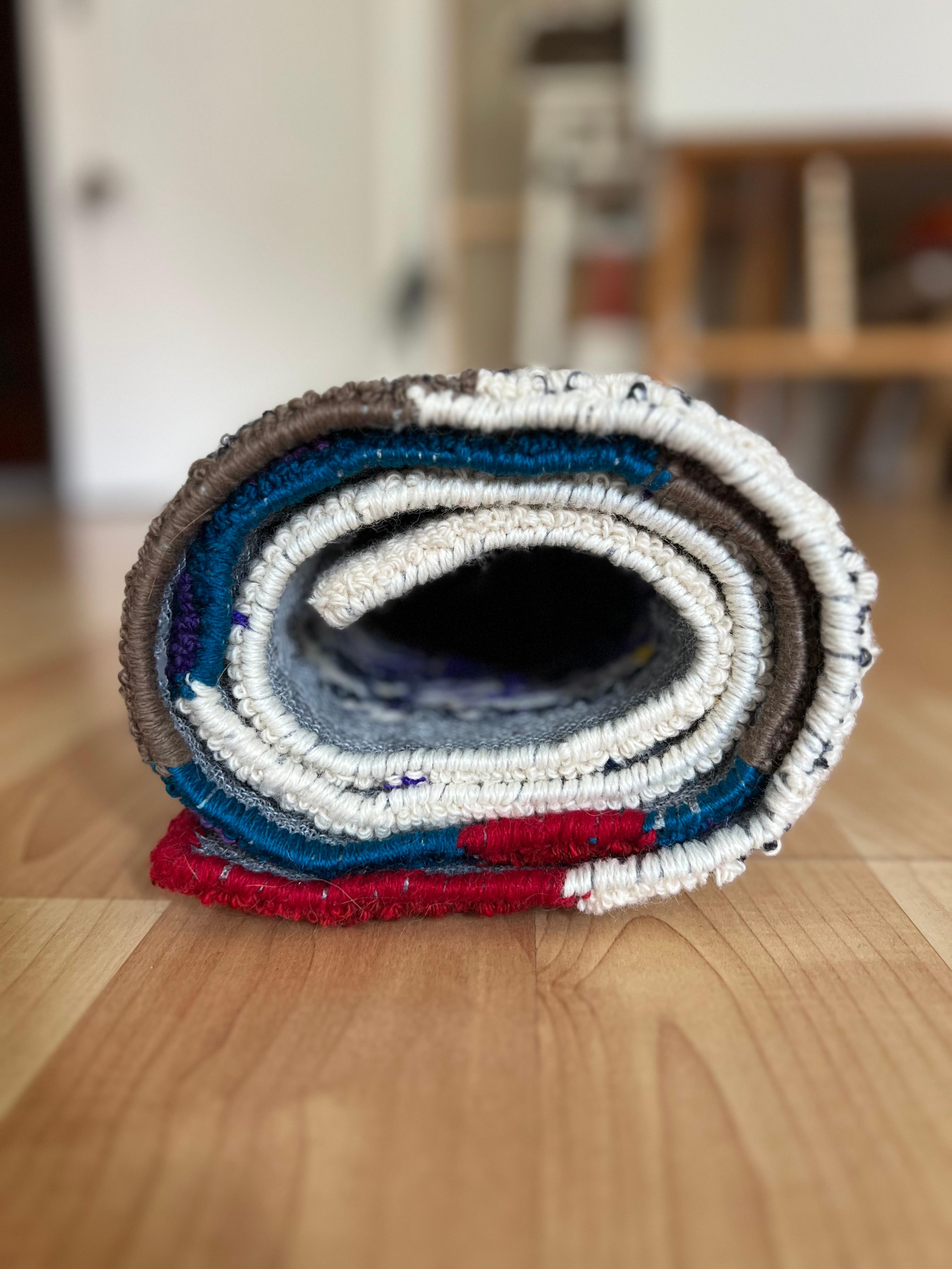 Esta obra de arte es una fusión única de pintura y textil, que transforma la fluidez de los motivos de acuarela en ricas y táctiles alfombras tejidas a mano. 

Realizadas por la propia artista, que construye meticulosamente su obra superponiendo