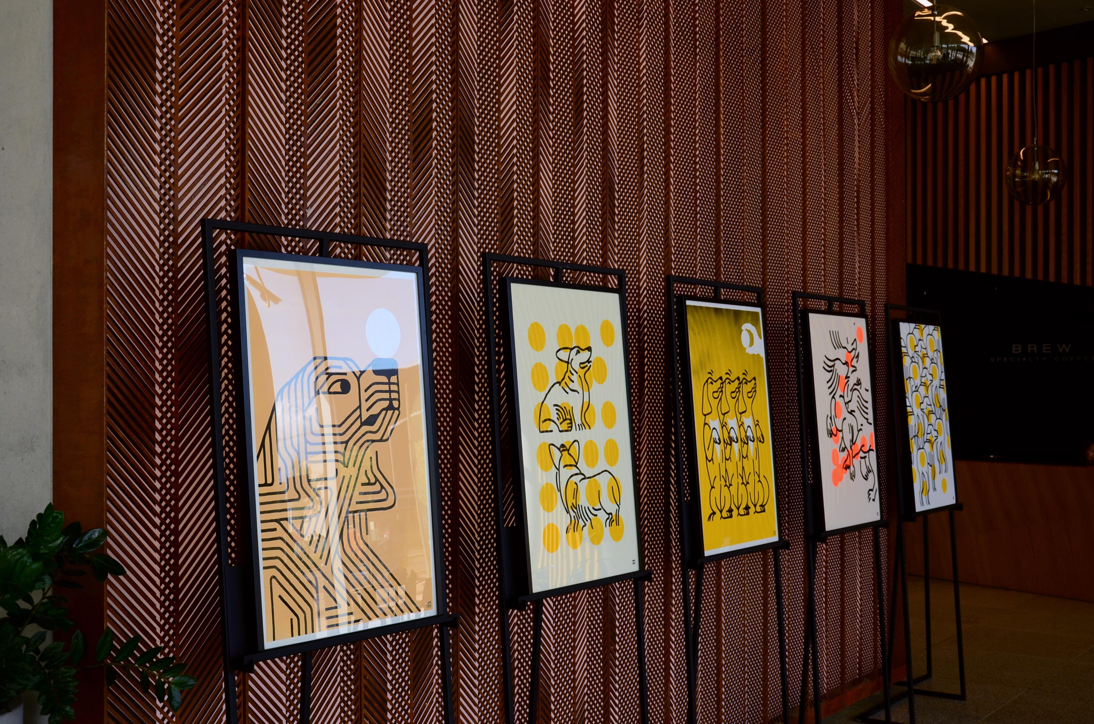 Acrylique et peinture en aérosol sur papier - Série d'œuvres sur le bureau - Encadré en vente 1