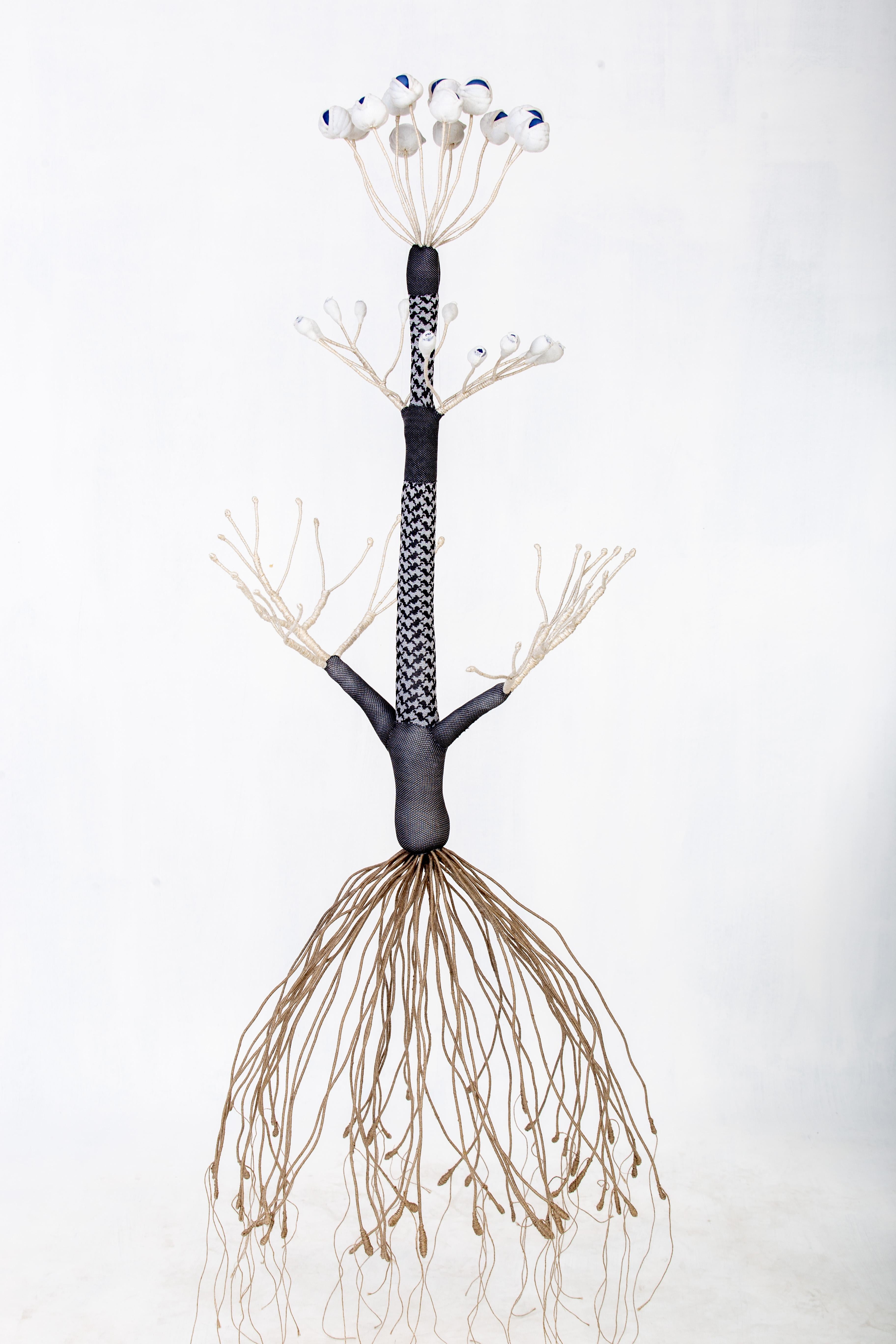 Le travail de Jurate explore la matérialité des textiles et s'engage sur les thèmes de la féminité, de l'identité et des codes culturels ancrés dans la vie quotidienne. Incorporant des fils, des tissus non tissés, des nylons et d'autres matériaux