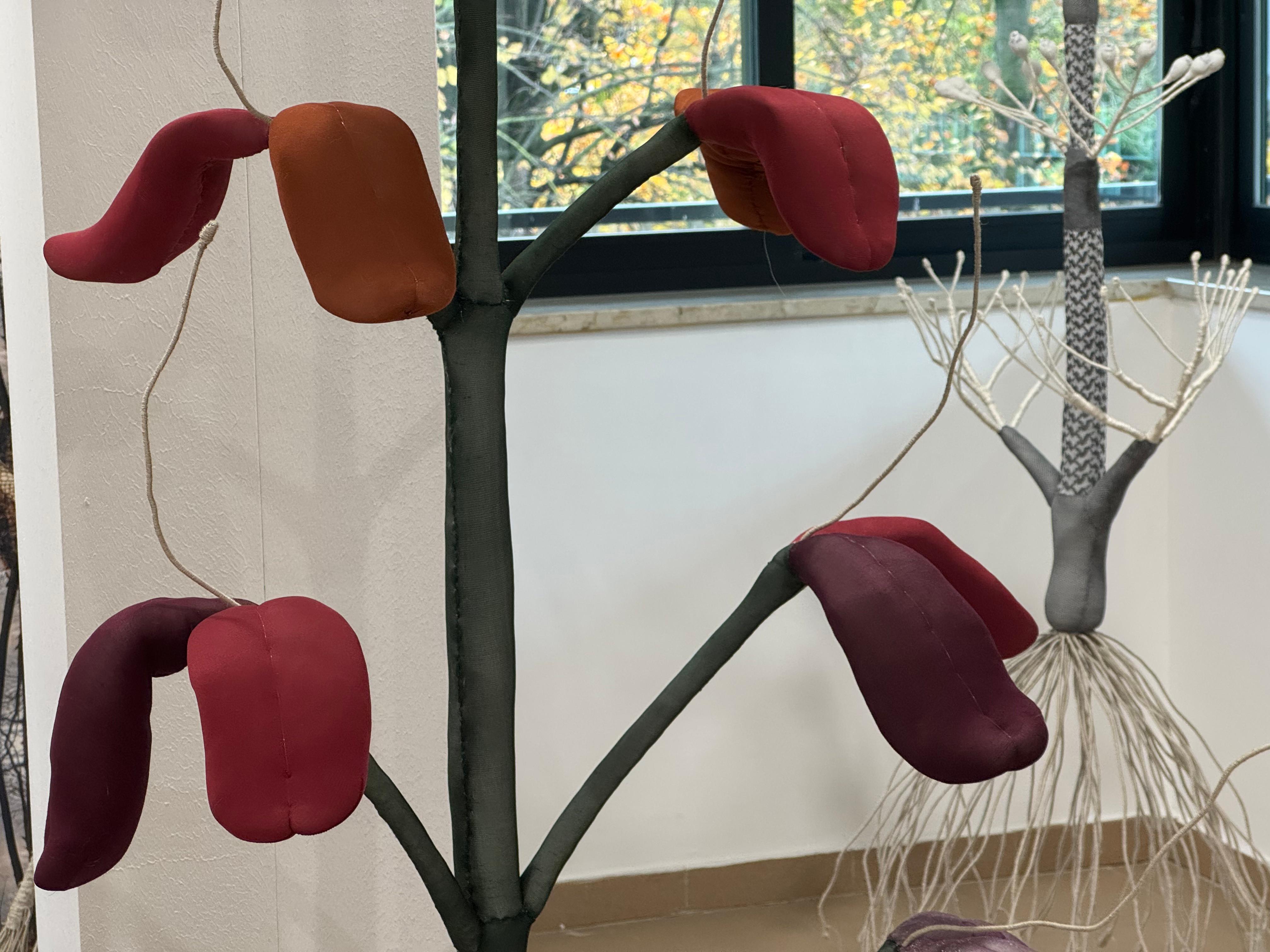 Sculpture florale contemporaine colorée en textile - 