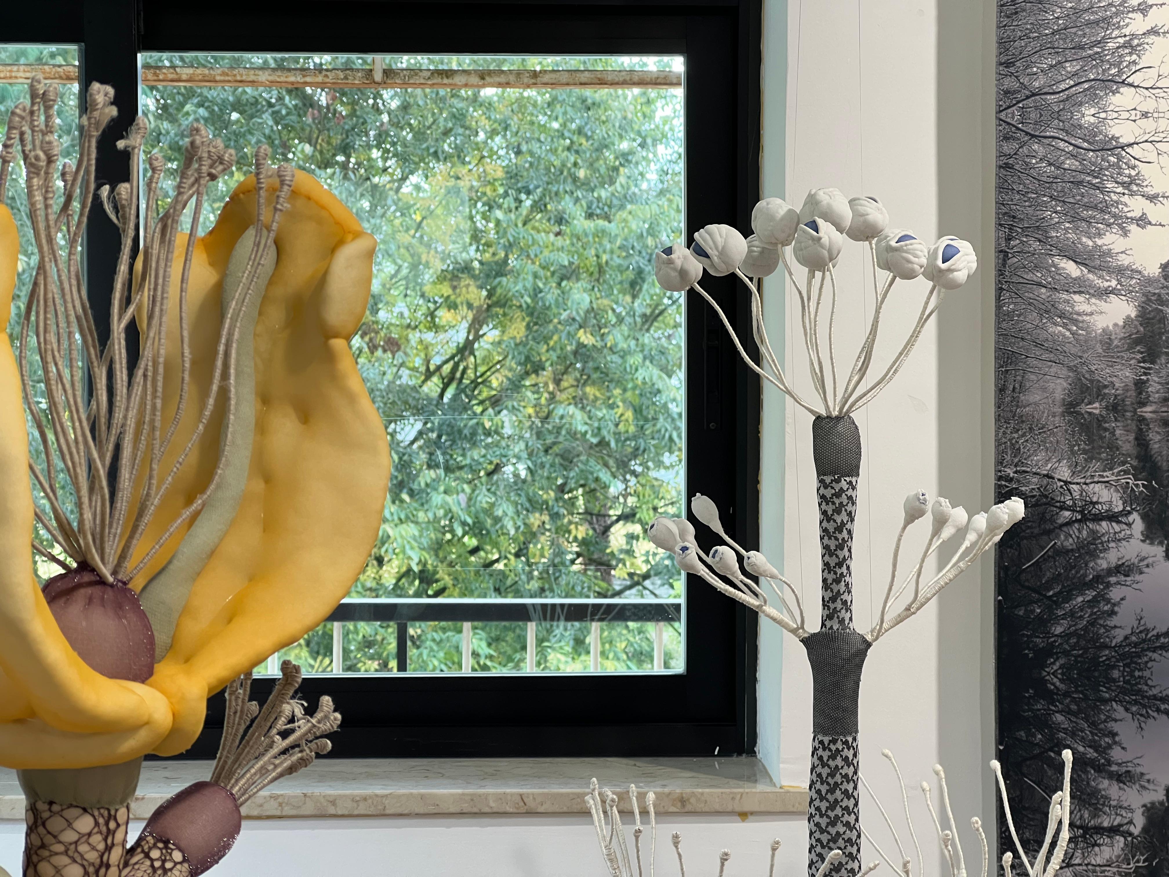 Sculpture florale contemporaine colorée en textile - 