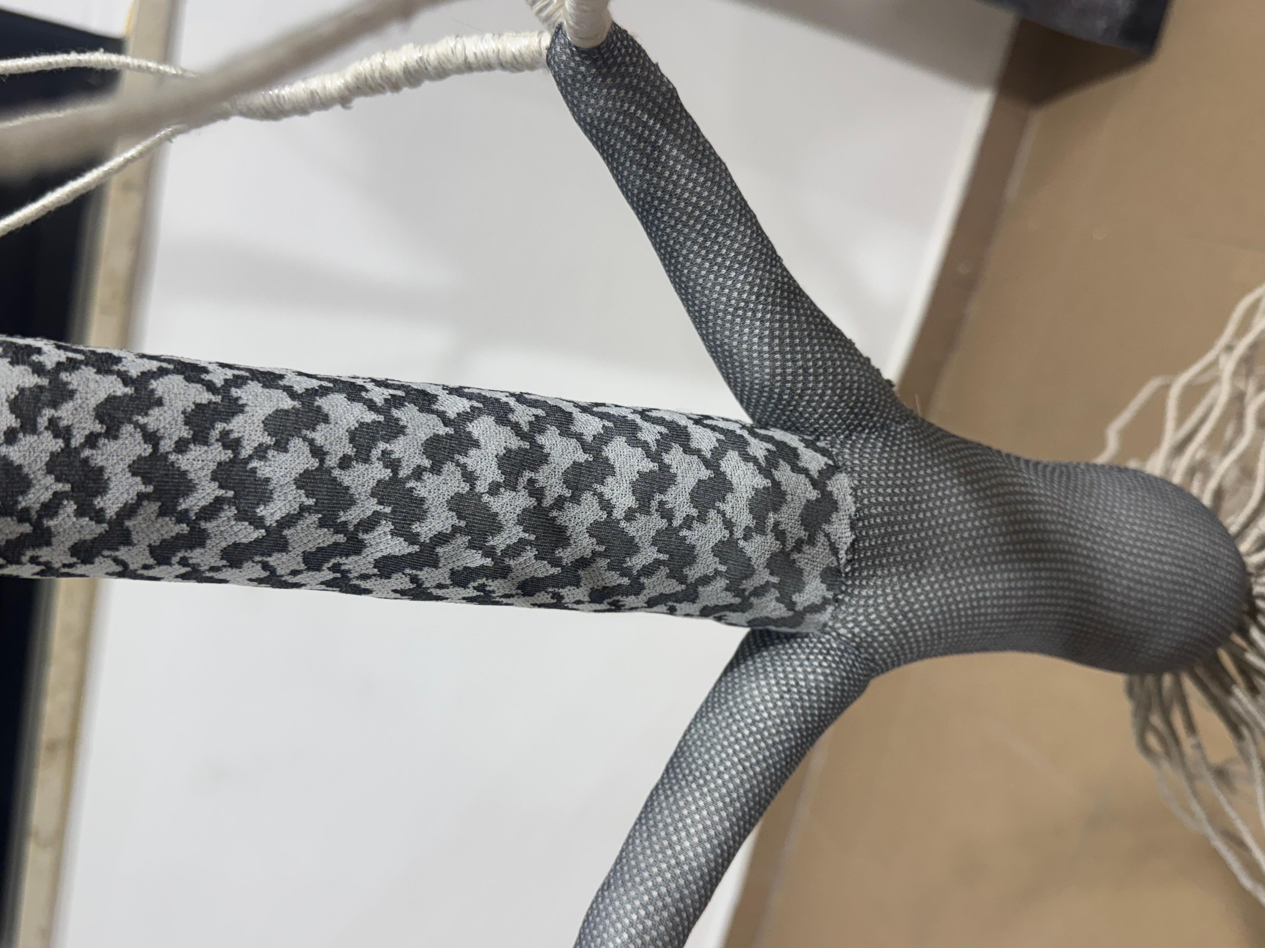 Sculpture florale contemporaine colorée en textile - 