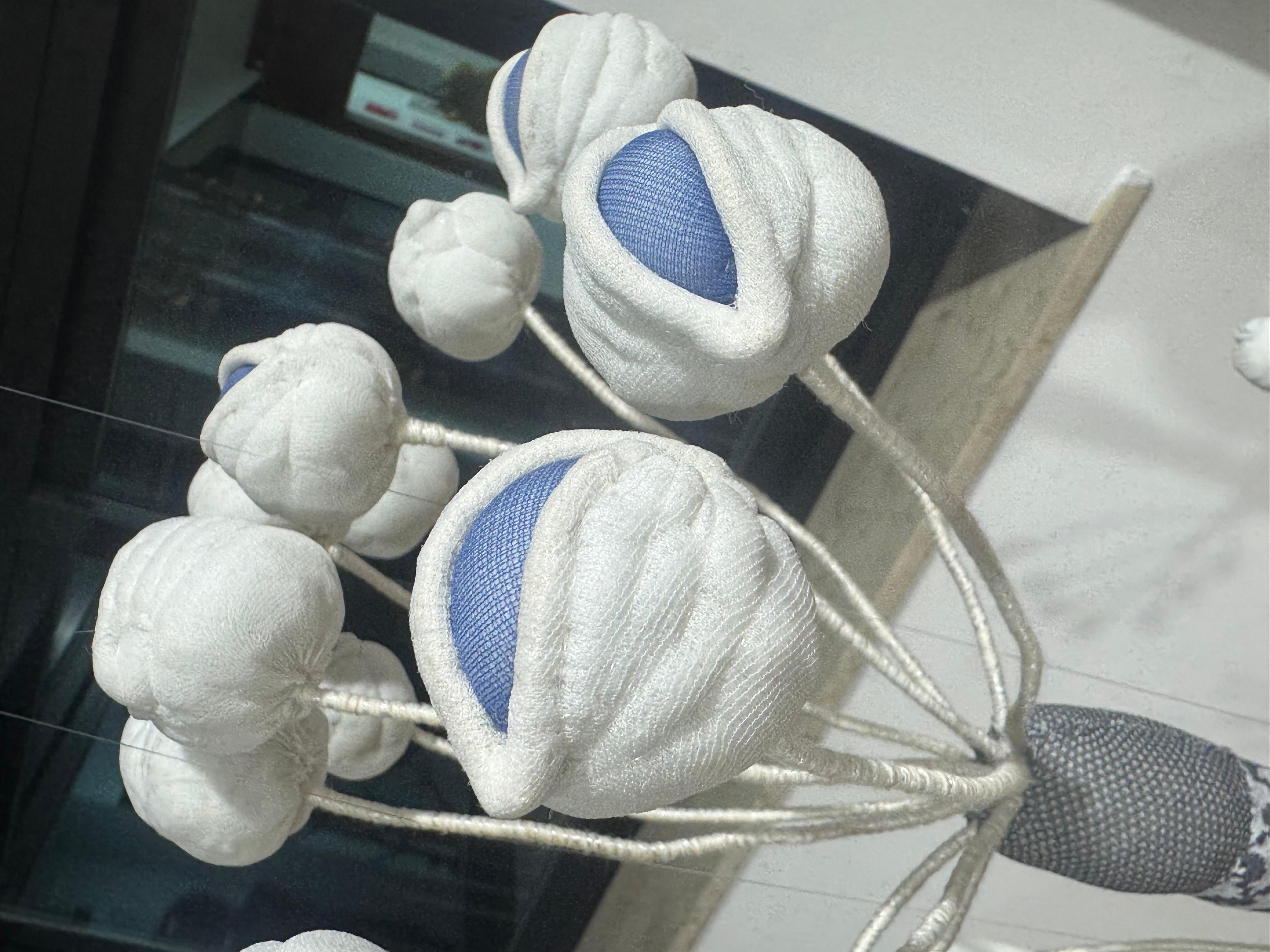 Sculpture florale contemporaine colorée en textile - 