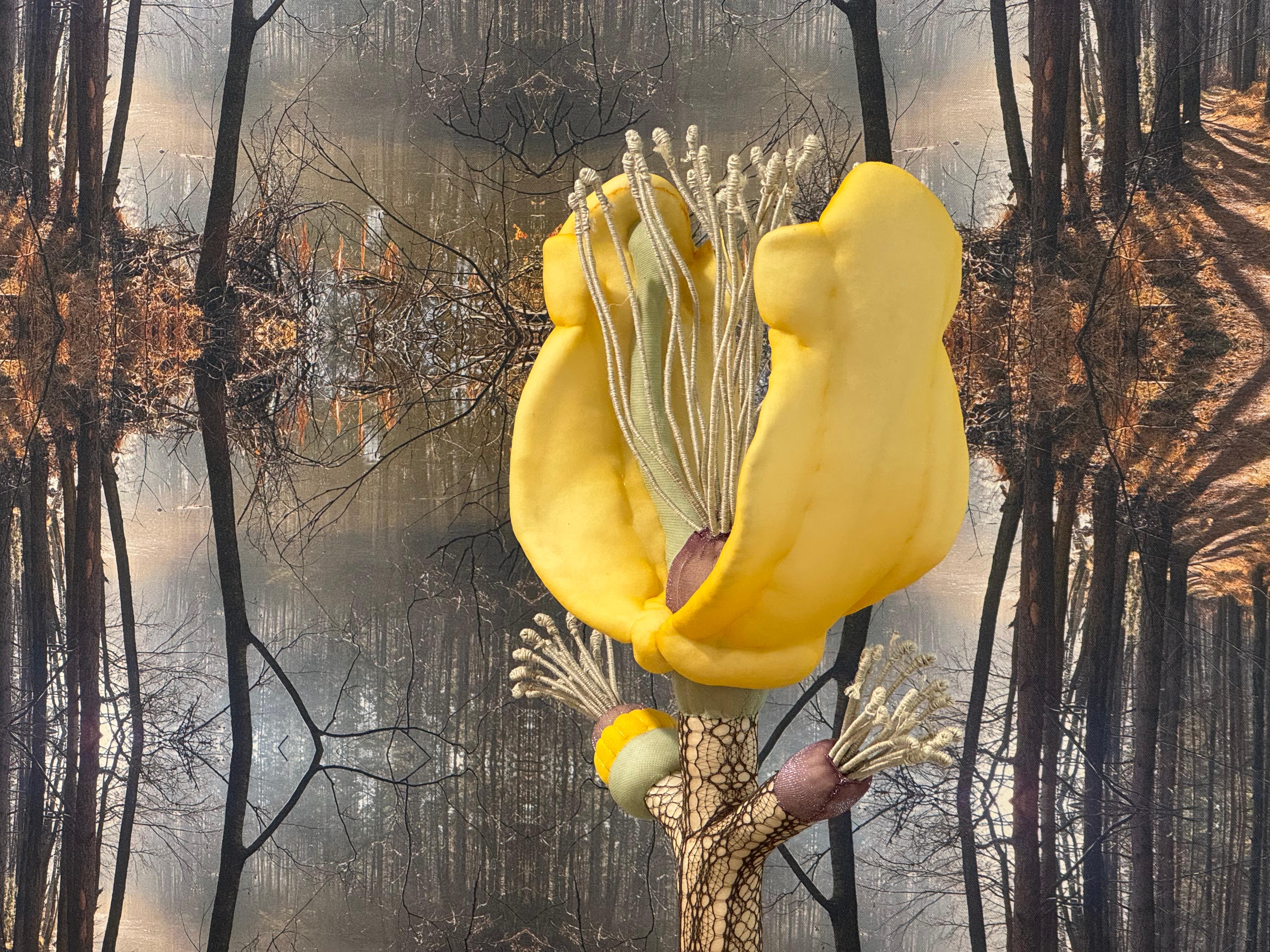 Sculpture florale contemporaine colorée en textile - 