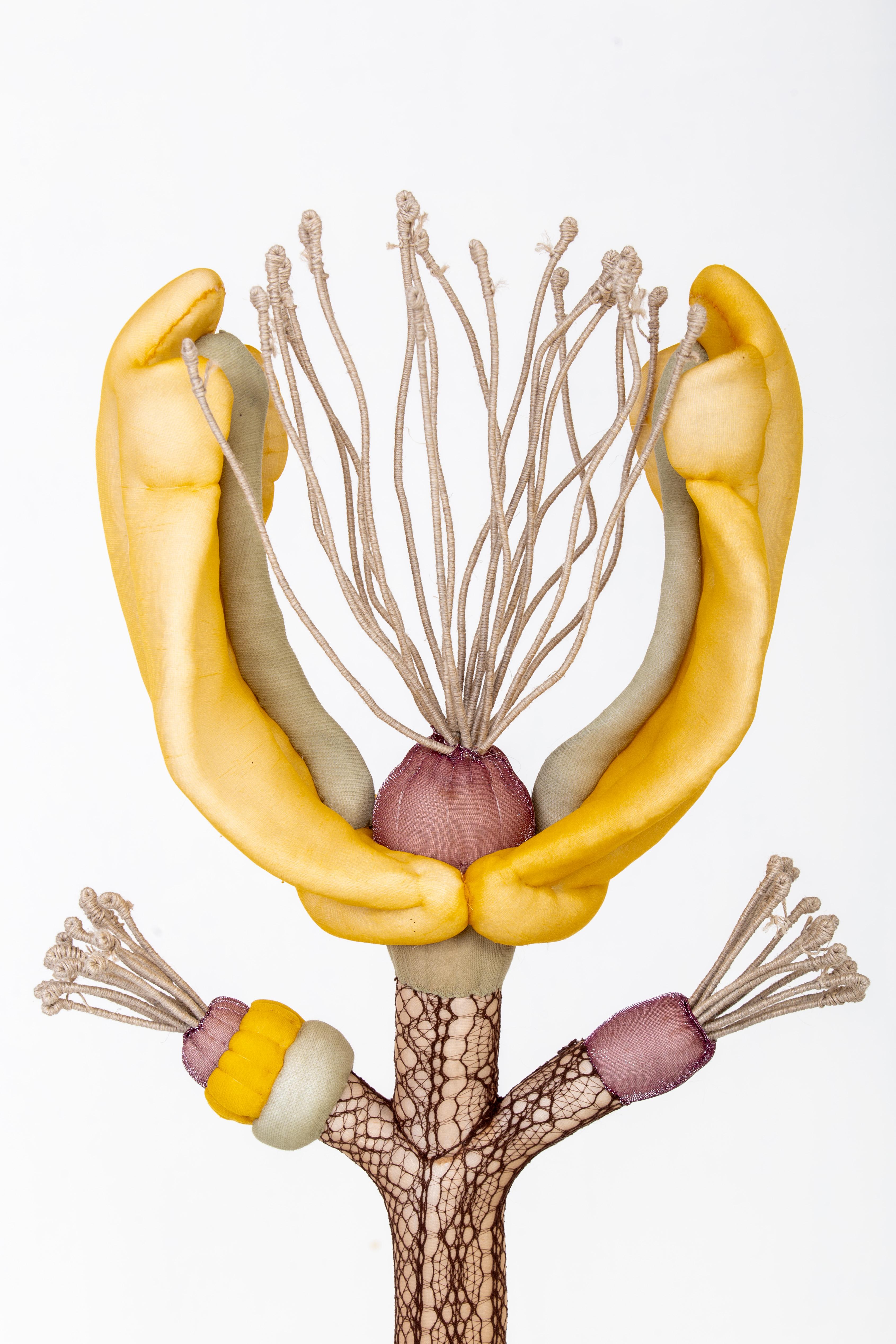 Sculpture florale contemporaine colorée en textile - 