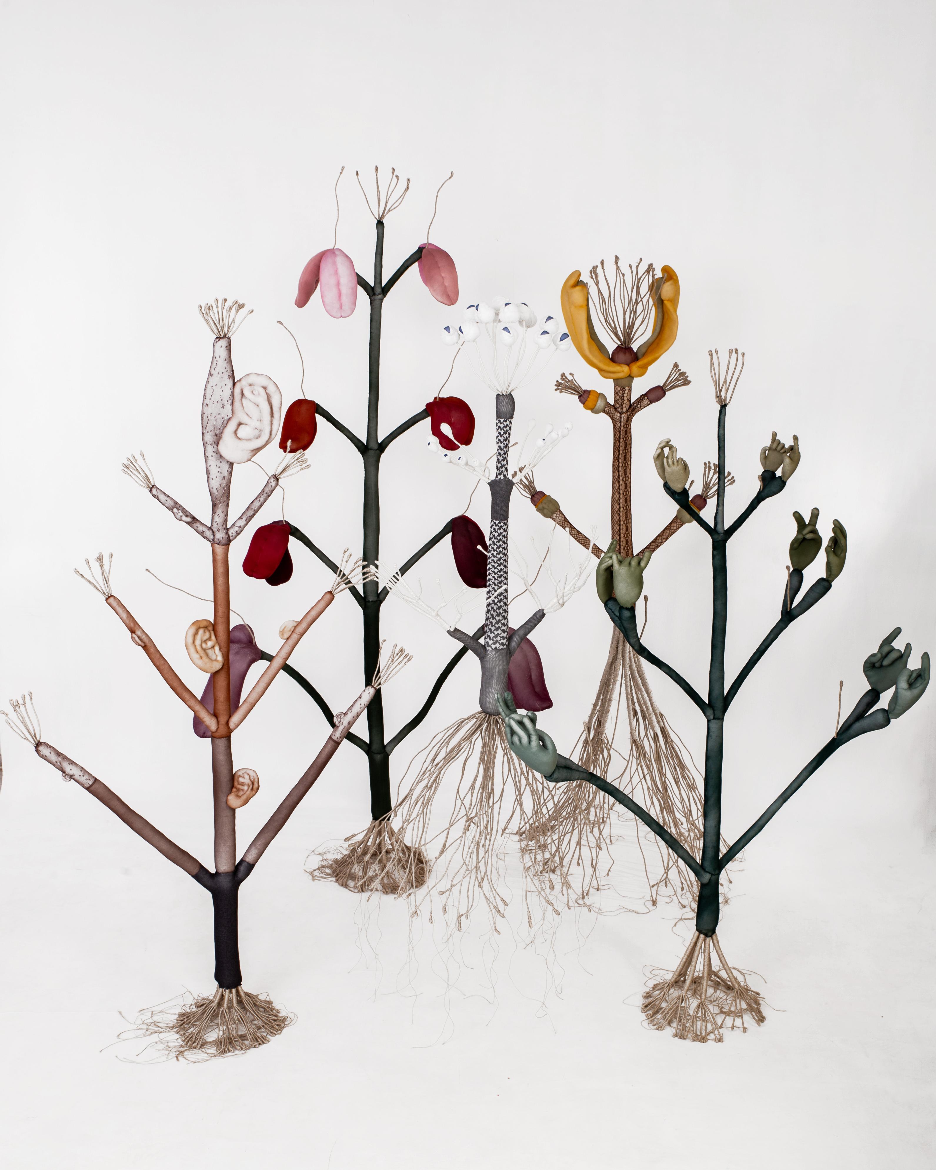 Sculpture florale contemporaine colorée en textile - 