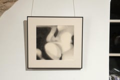 Schwarz-Weiß-Hyperrealistische Körperzeichnung auf Papier Graphit und Pastellkreide Gerahmt