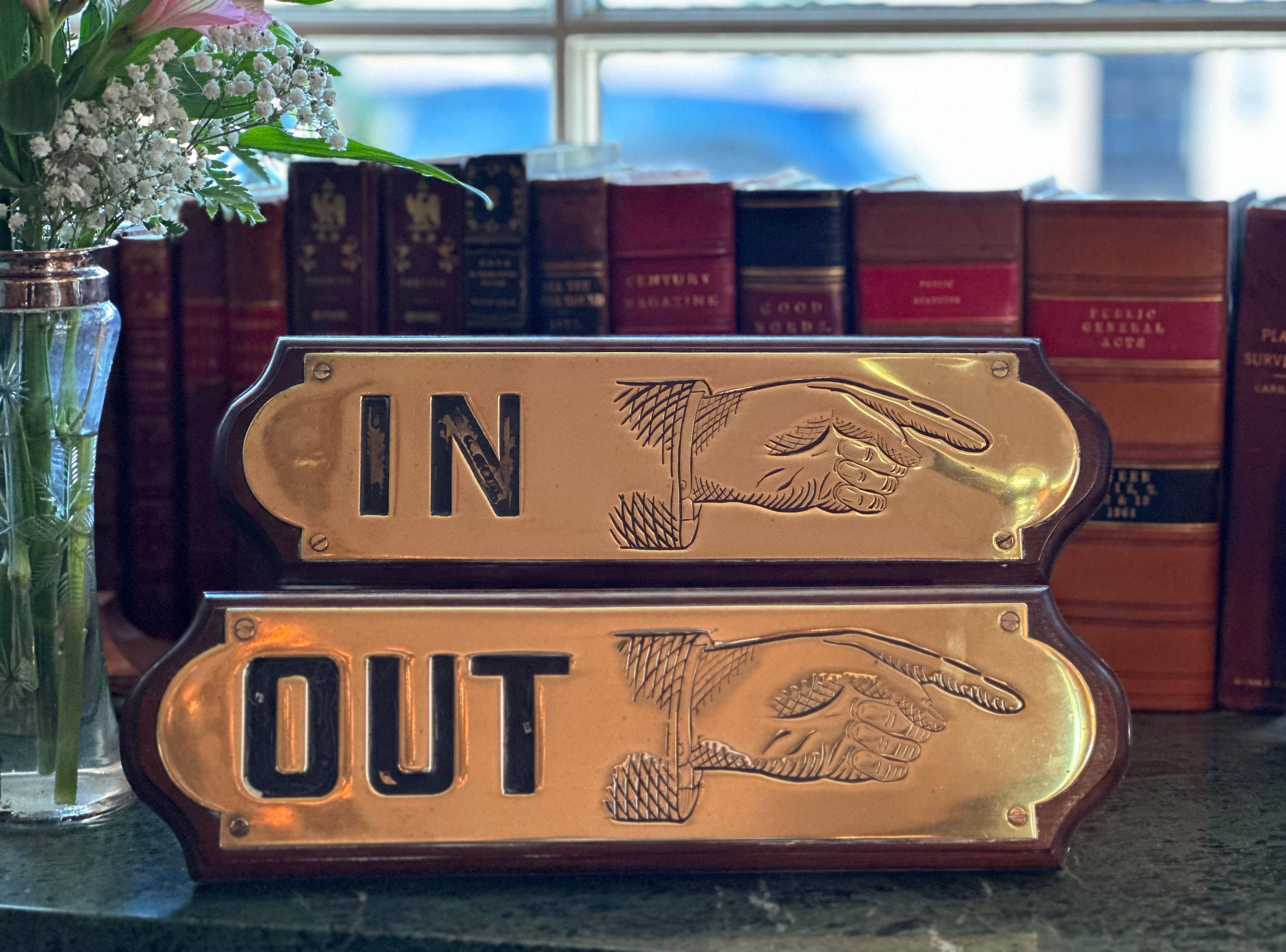 Due cartelli d'ottone vintage IN e OUT