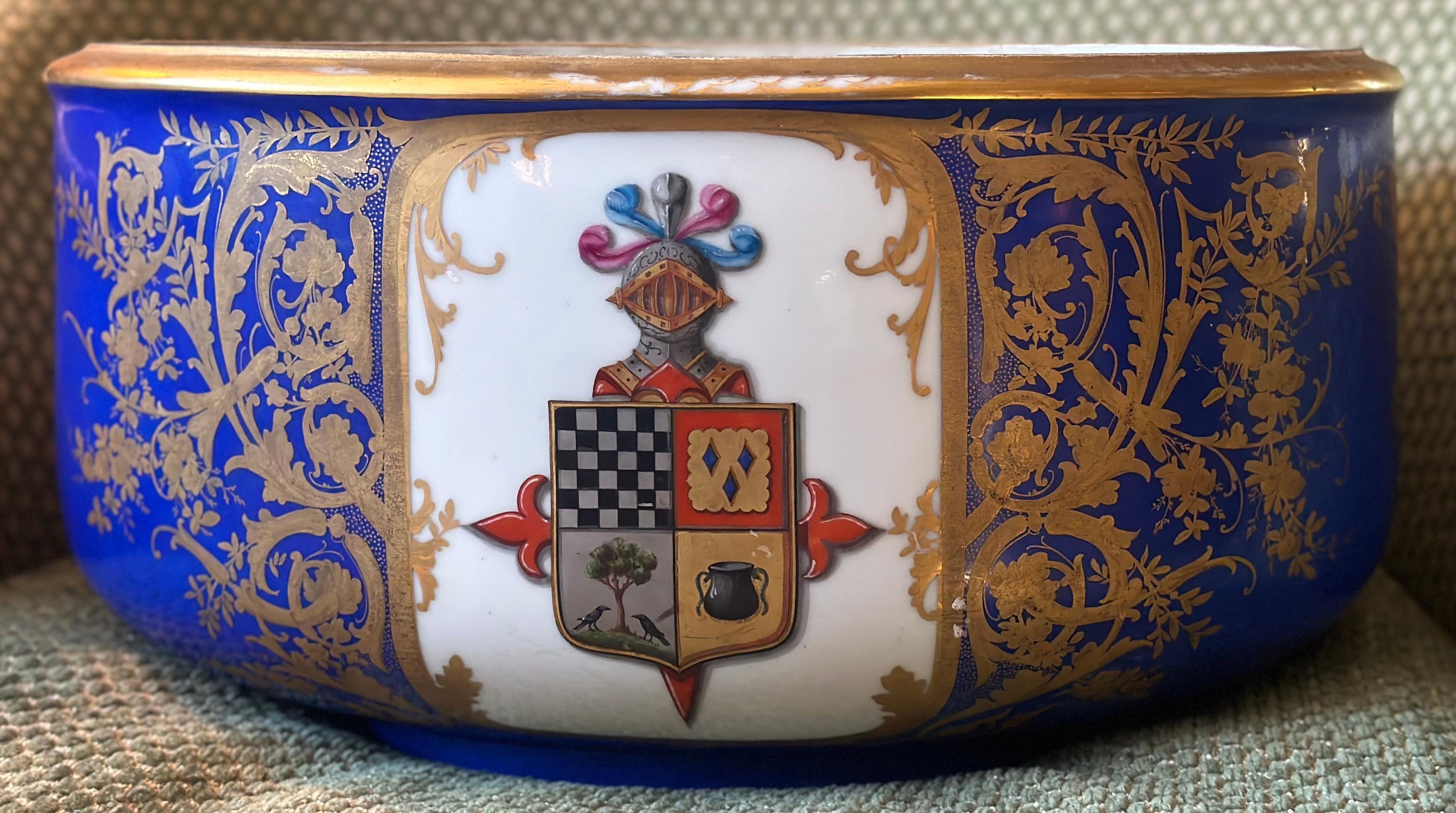 Cuenco oval francés con escudo azul y dorado - Art de Unknown