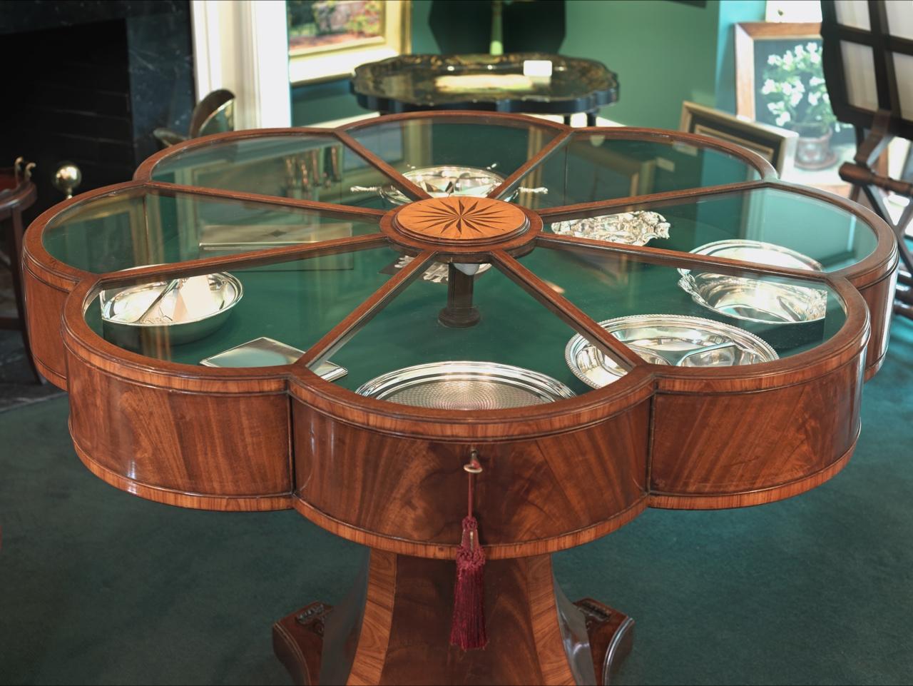 Impresionante ejemplo de artesanía de la época victoriana, esta Vitrina Seccional Hoja de Trébol (c. 1875) es una exquisita mezcla de elegancia y funcionalidad. Su construcción muestra las tradiciones de la carpintería fina de la época, con un