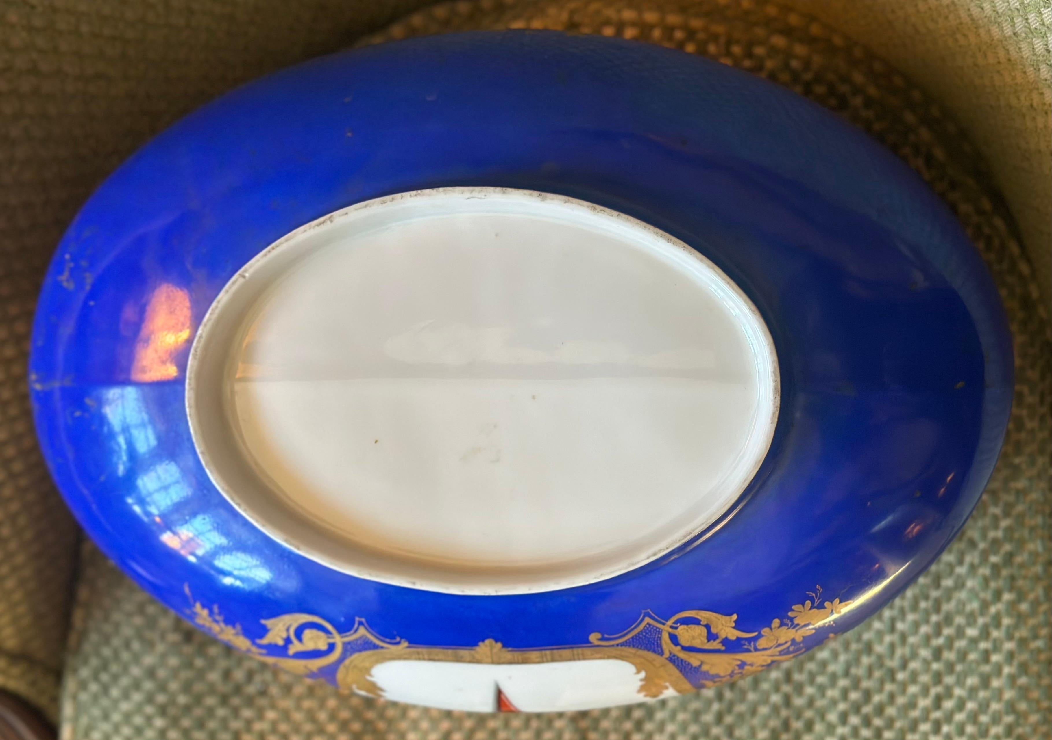 Cuenco oval francés con escudo azul y dorado en venta 2