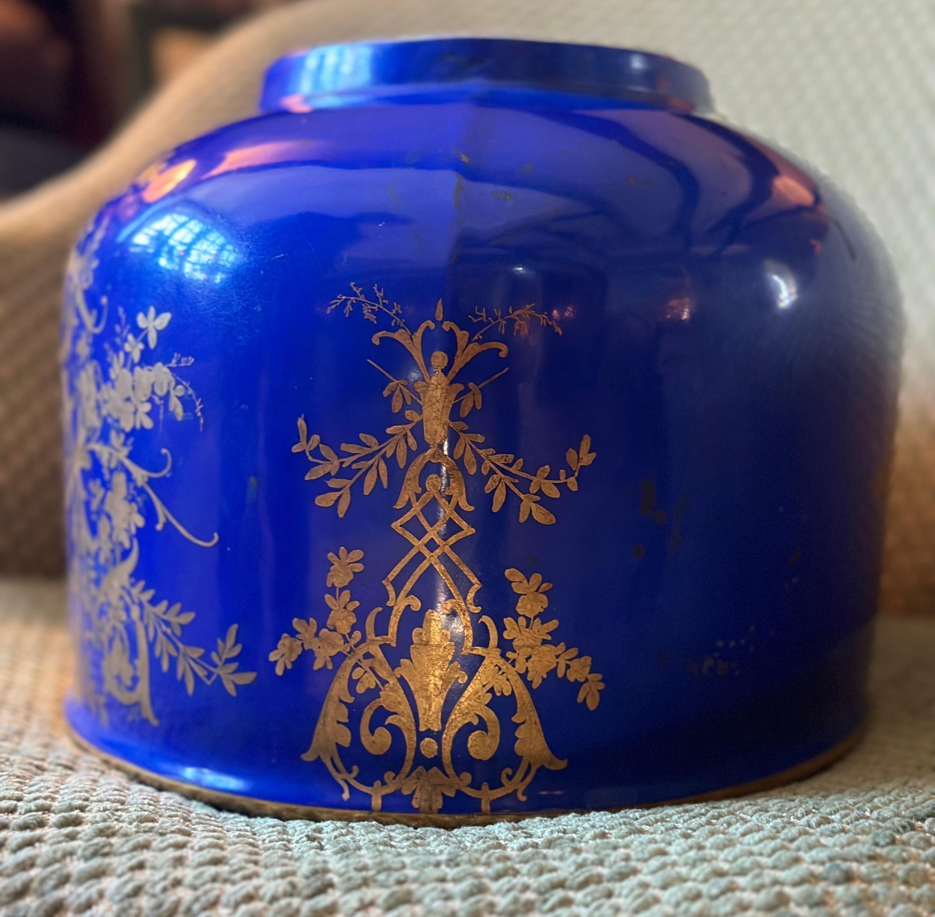 Cuenco oval francés con escudo azul y dorado en venta 3
