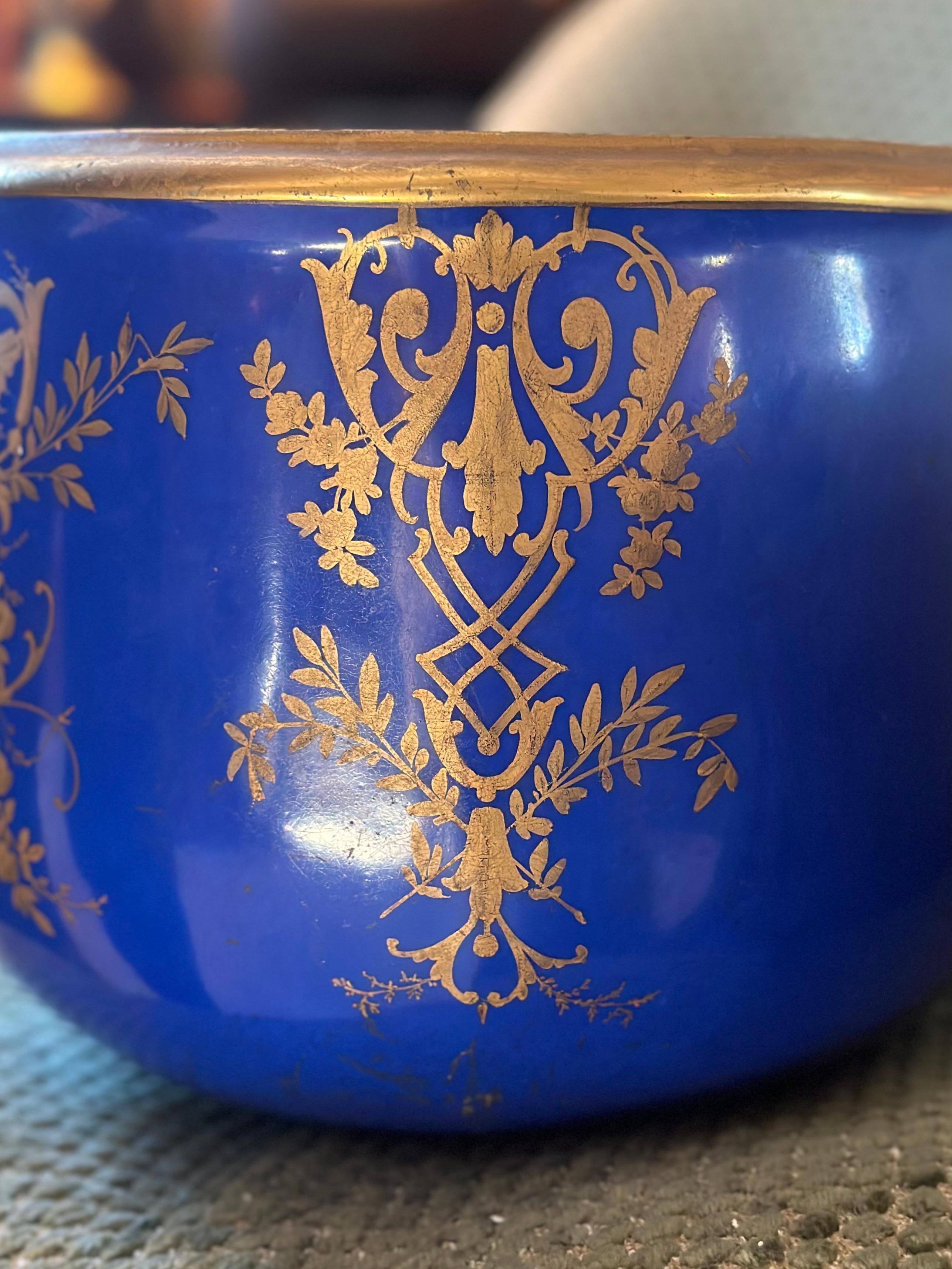 Cuenco oval francés con escudo azul y dorado en venta 4