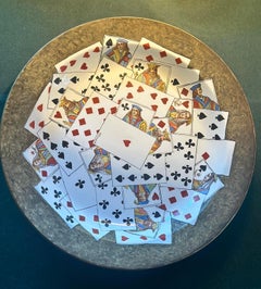 Petrus Regout & Co. Assiette de jeu en porcelaine peinte à la main avec des cartes à jouer