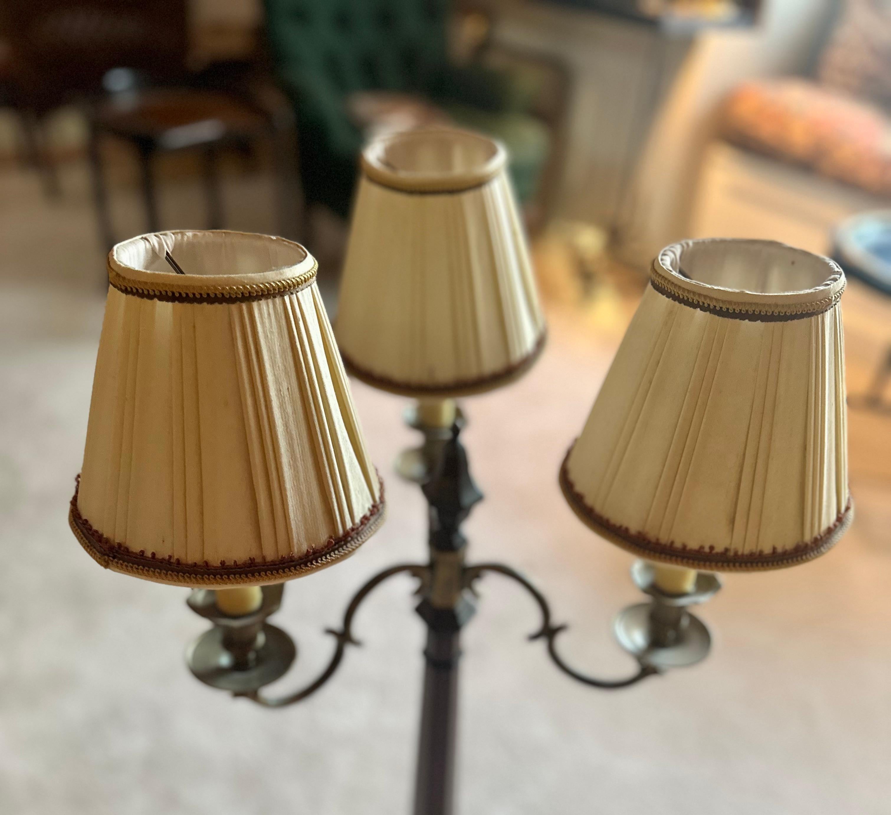 Lampada da tavolo antica a tre braccia in ottone in vendita 4