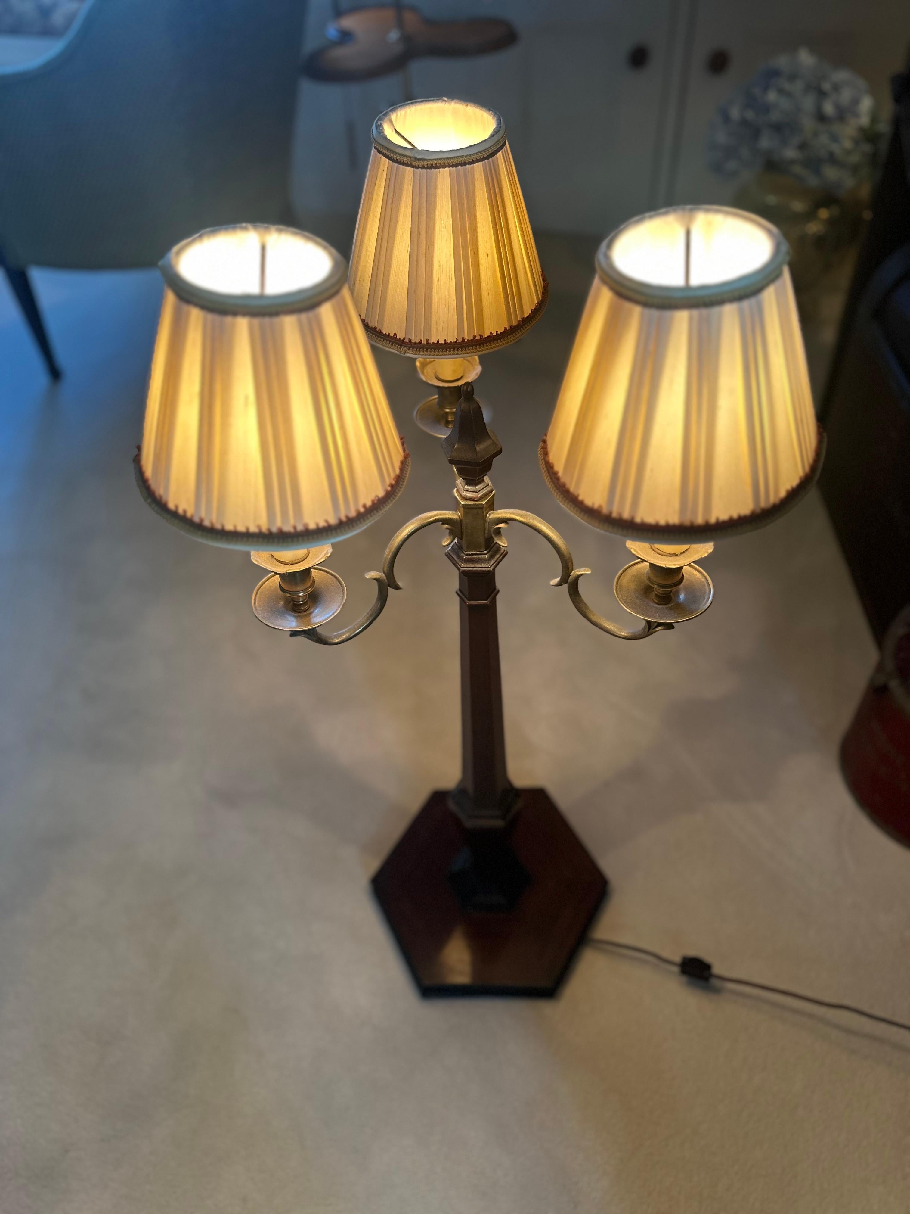 Lampada da tavolo antica a tre braccia in ottone in vendita 1