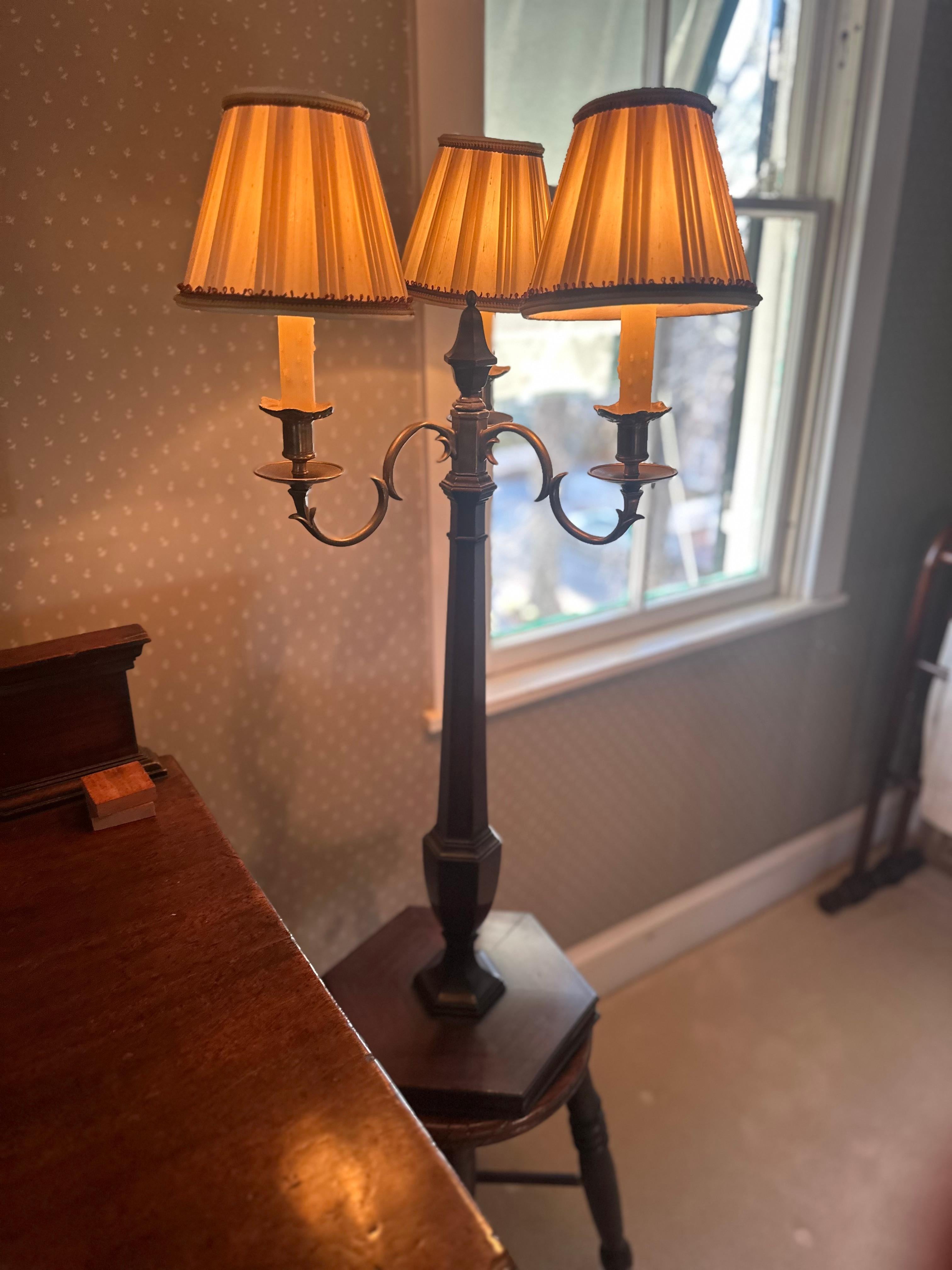 Lampada da tavolo antica a tre braccia in ottone in vendita 3