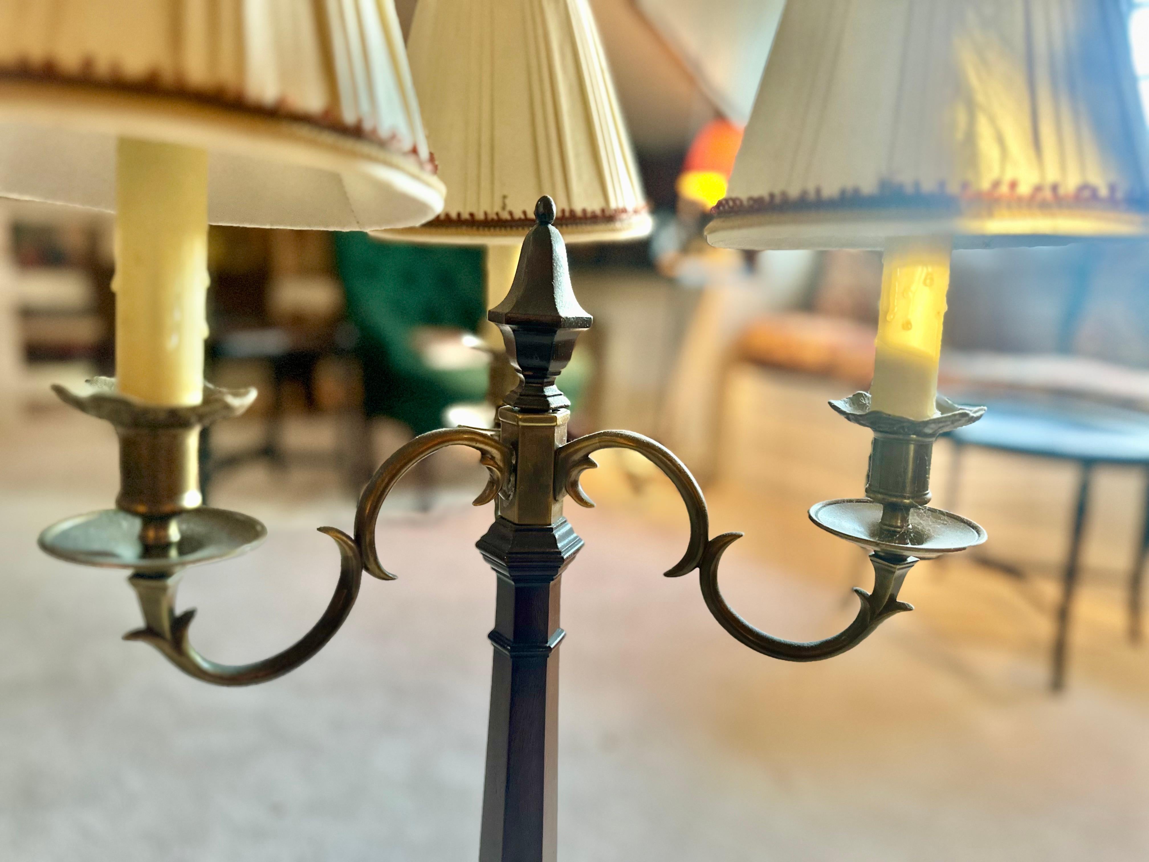Lampada da tavolo antica a tre braccia in ottone in vendita 2