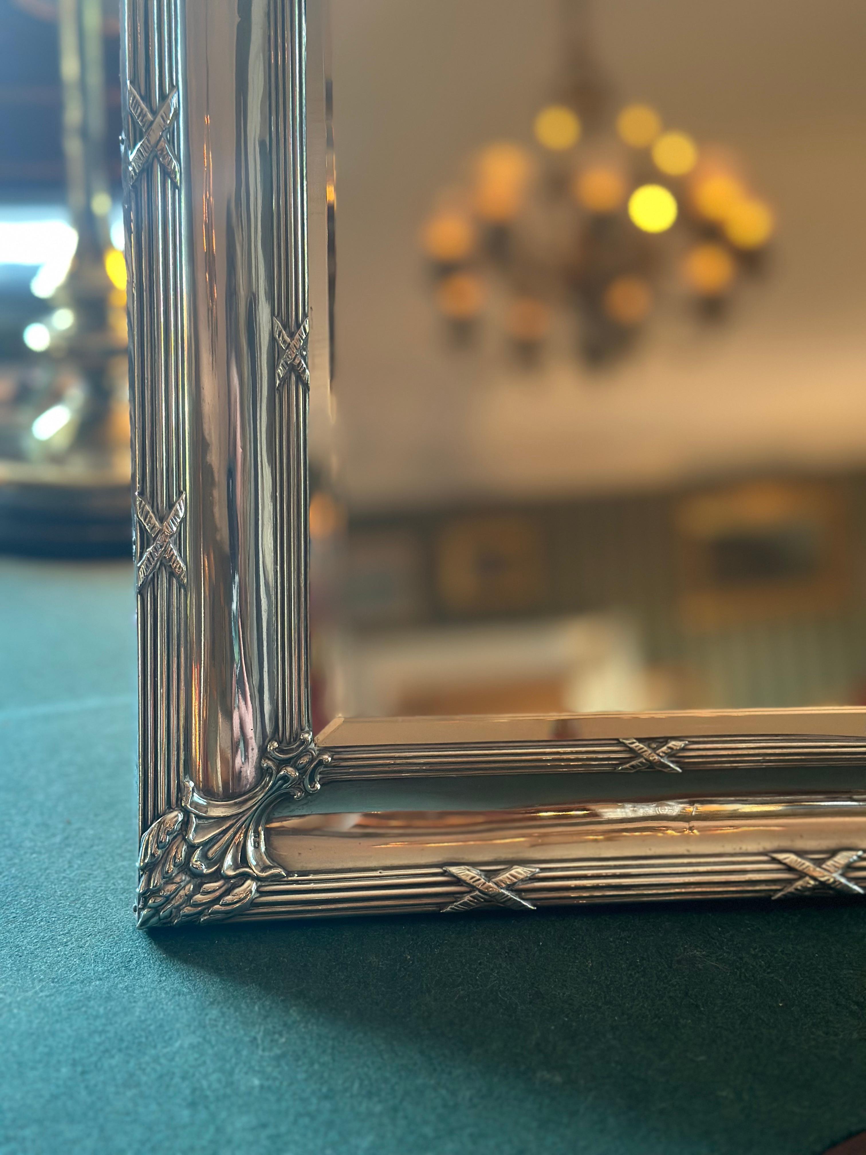 Raro specchio in argento sterling, inglese o francese, risalente alla fine del XIX/inizio del XX secolo. Lo specchio è incorniciato in pregiato argento sterling con un bordo in vetro smussato, creando un fascino visivo sofisticato che valorizzerà