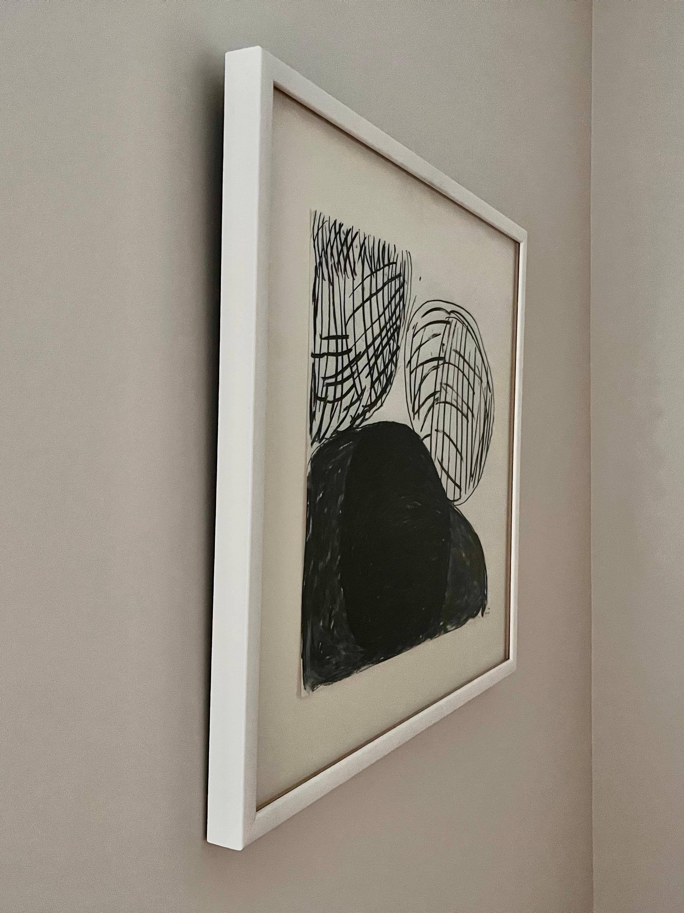 Dessin abstrait au fusain sur papier encadré de l'artiste Martha Lloyds.

A propos de l'artiste :
Martha Anne Lloyds est née à Washington, C.C., en 1927. Artiste passionné, Lloyds a obtenu une licence en beaux-arts à l'université américaine de