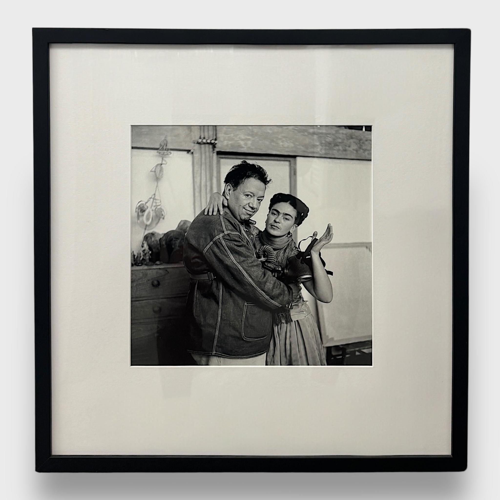 Frida und Diego mit Gasmaske-Fotografie – Art von Nickolas Muray