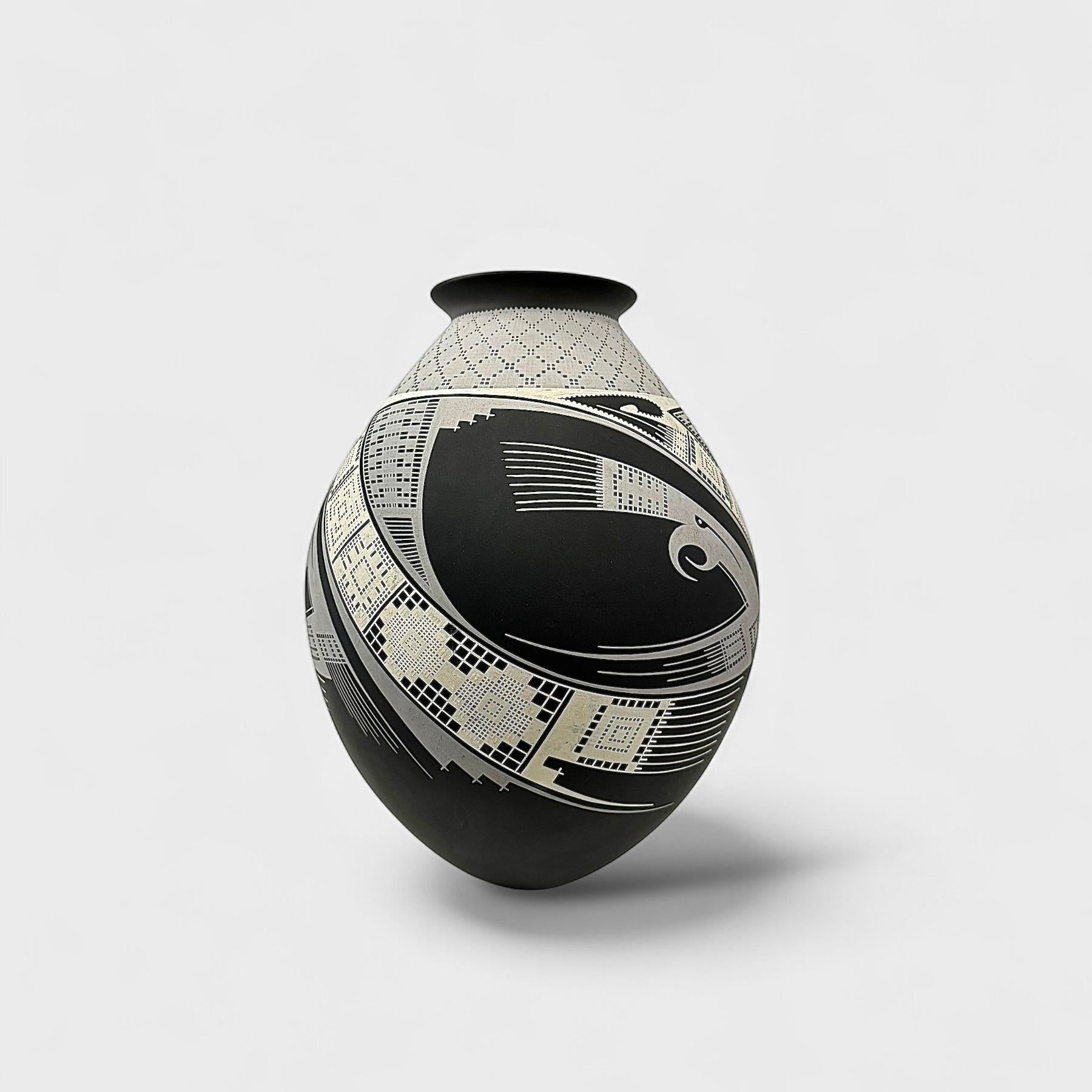Vase "Aigle" en dentelle #3 - Art de Noe Quezada. 