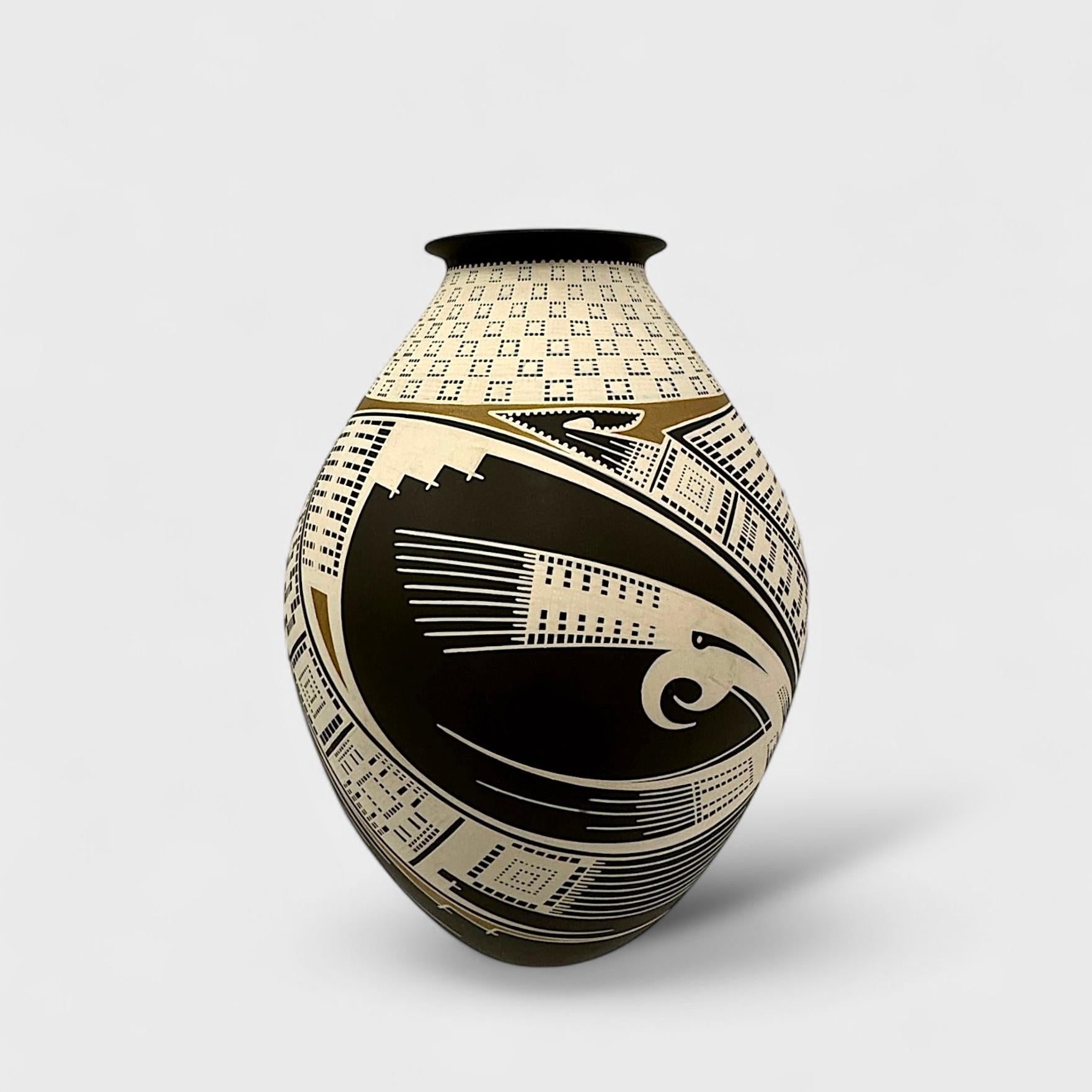 Vase « aigle » en dentelle #2. - Art de Noe Quezada. 