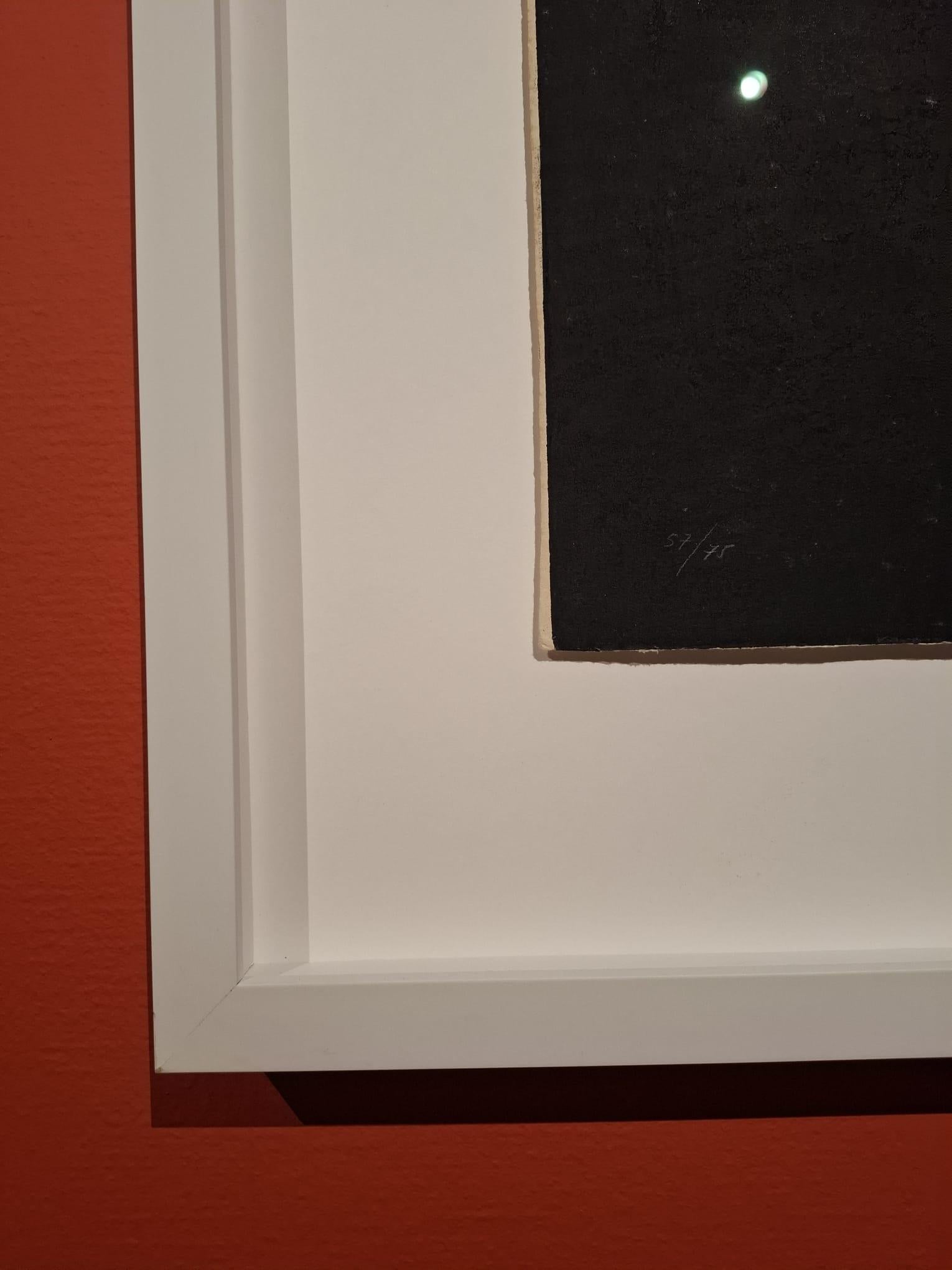 Gravure au carborundum colorée à la main 
Année 1.972
Papier spécial boue
Signé au crayon
Exemplaire 57 sur 75 
Œuvre reflétée dans le catalogue d'Antoni Tàpies vol.II